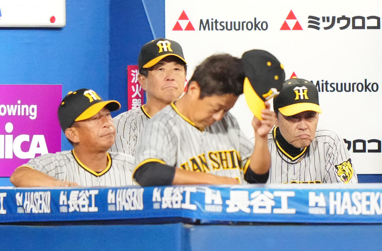 DeNA対阪神　4回裏DeNA2死一、三塁、青柳が宮崎に適時二塁打を浴び、ベンチで厳しい表情の岡田監督（右端）（撮影・江口和貴）