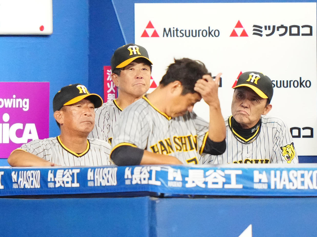 DeNA対阪神　4回裏DeNA2死一、三塁、青柳が宮崎に適時二塁打を浴び、ベンチで厳しい表情の岡田監督（右端）（撮影・江口和貴）