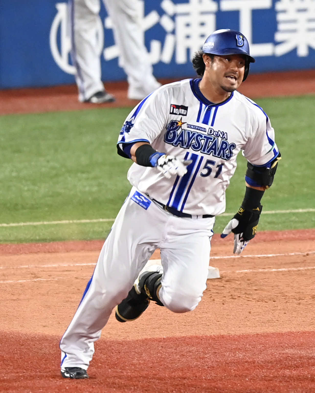DeNA対阪神　4回裏DeNA2死一、三塁、宮崎は右翼へ適時二塁打を放ち激走（撮影・山崎安昭）
