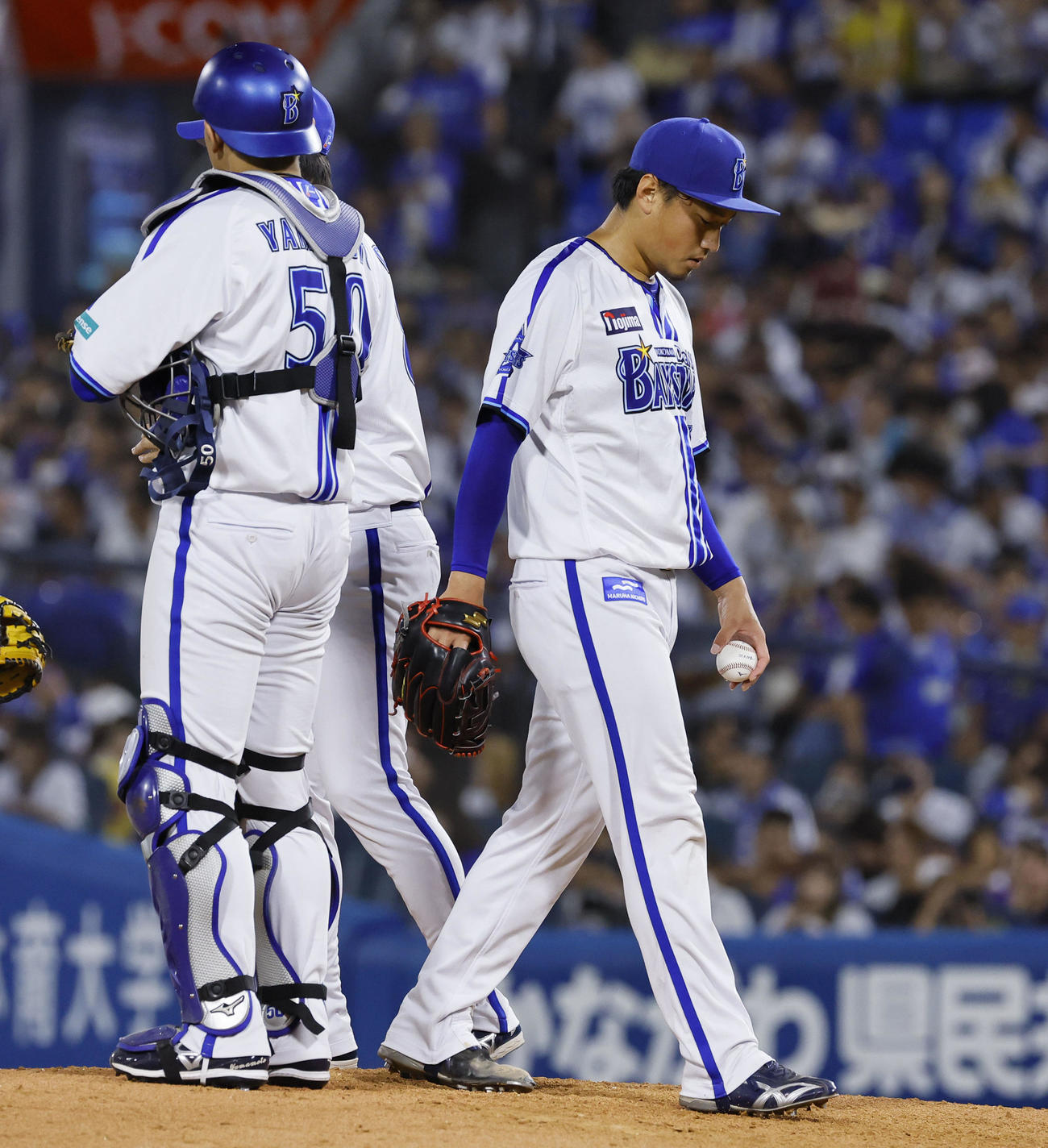 DeNA対阪神　5回途中、降板するDeNA石田（右）（撮影・藤尾明華）