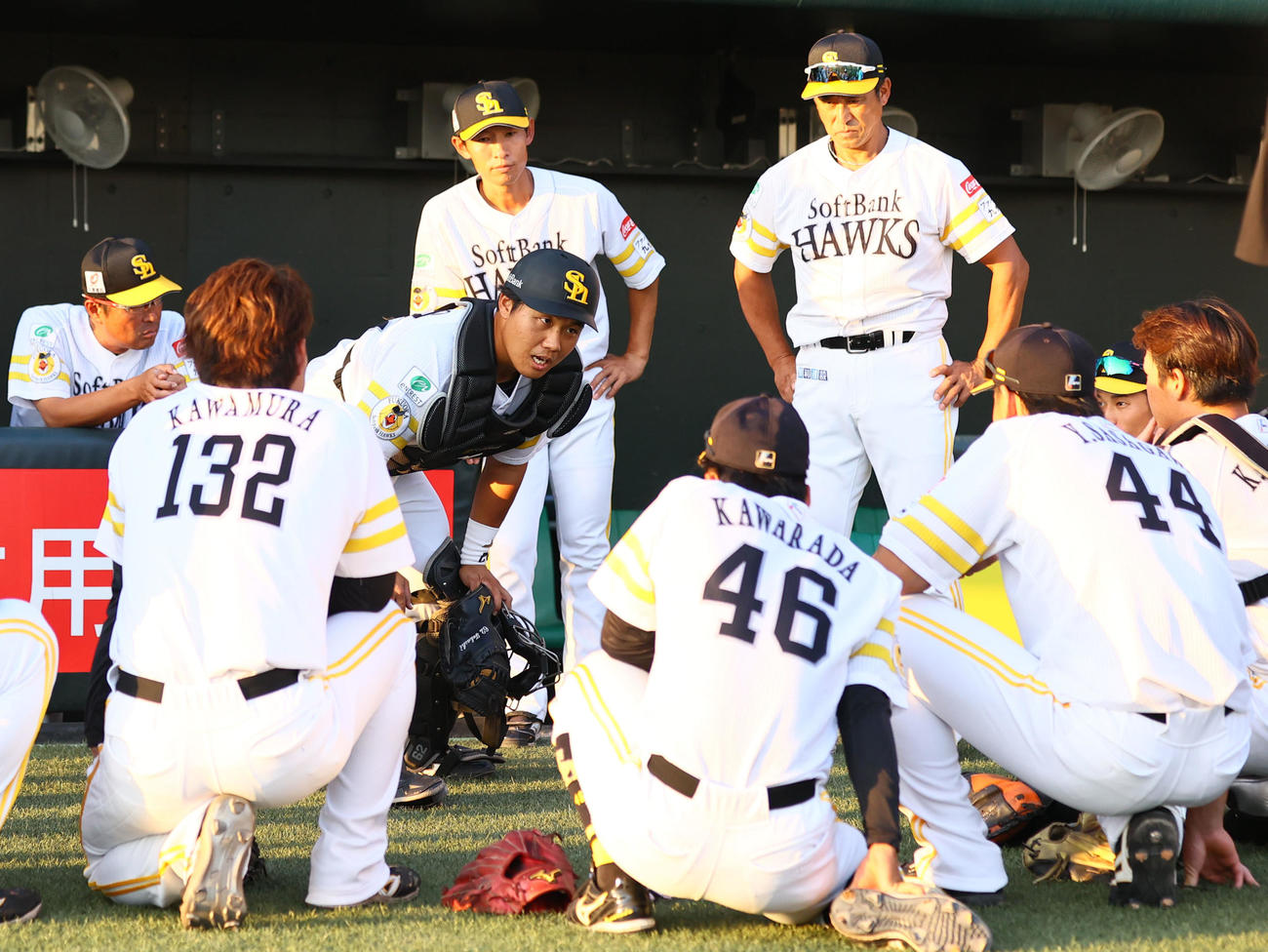 ウエスタンリーグ　ソフトバンク対中日　試合前に円陣を組むソフトバンクナイン（撮影・冨田成美）