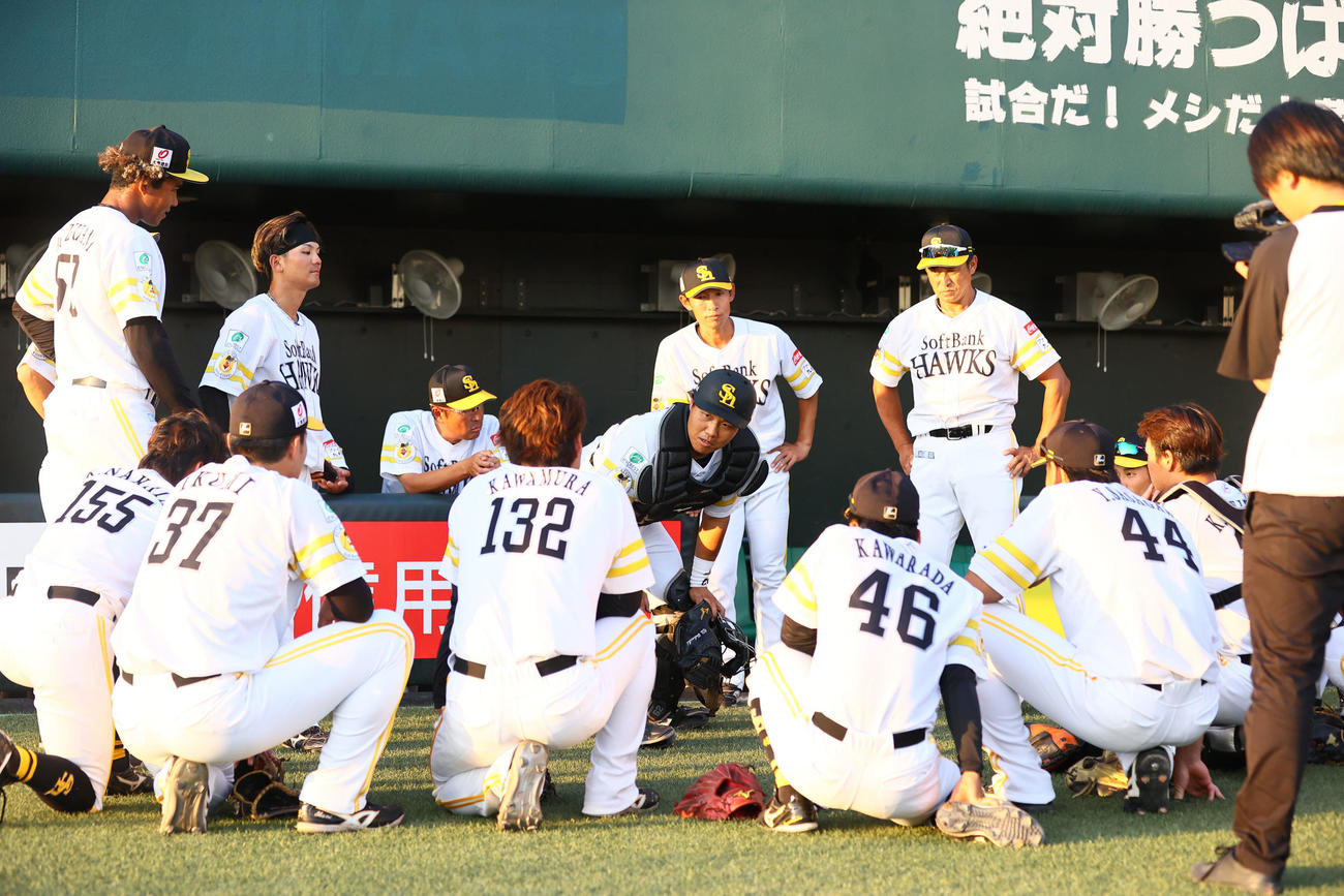 ウエスタンリーグ　ソフトバンク対中日　試合前に円陣を組むソフトバンクナイン（撮影・冨田成美）