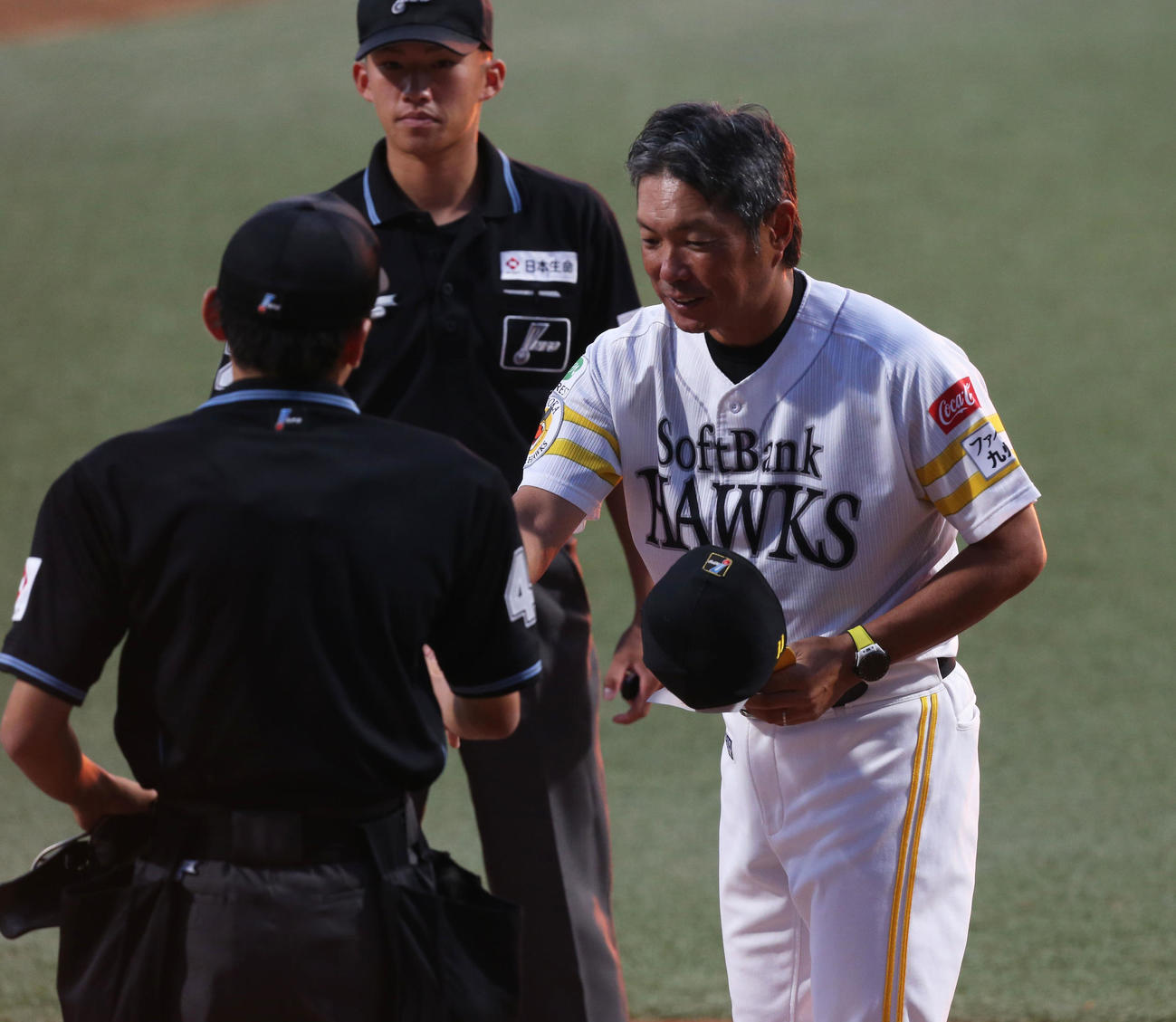 ウエスタンリーグ　ソフトバンク対中日　メンバー表交換をする小久保裕紀2軍監督（右）（撮影・冨田成美）