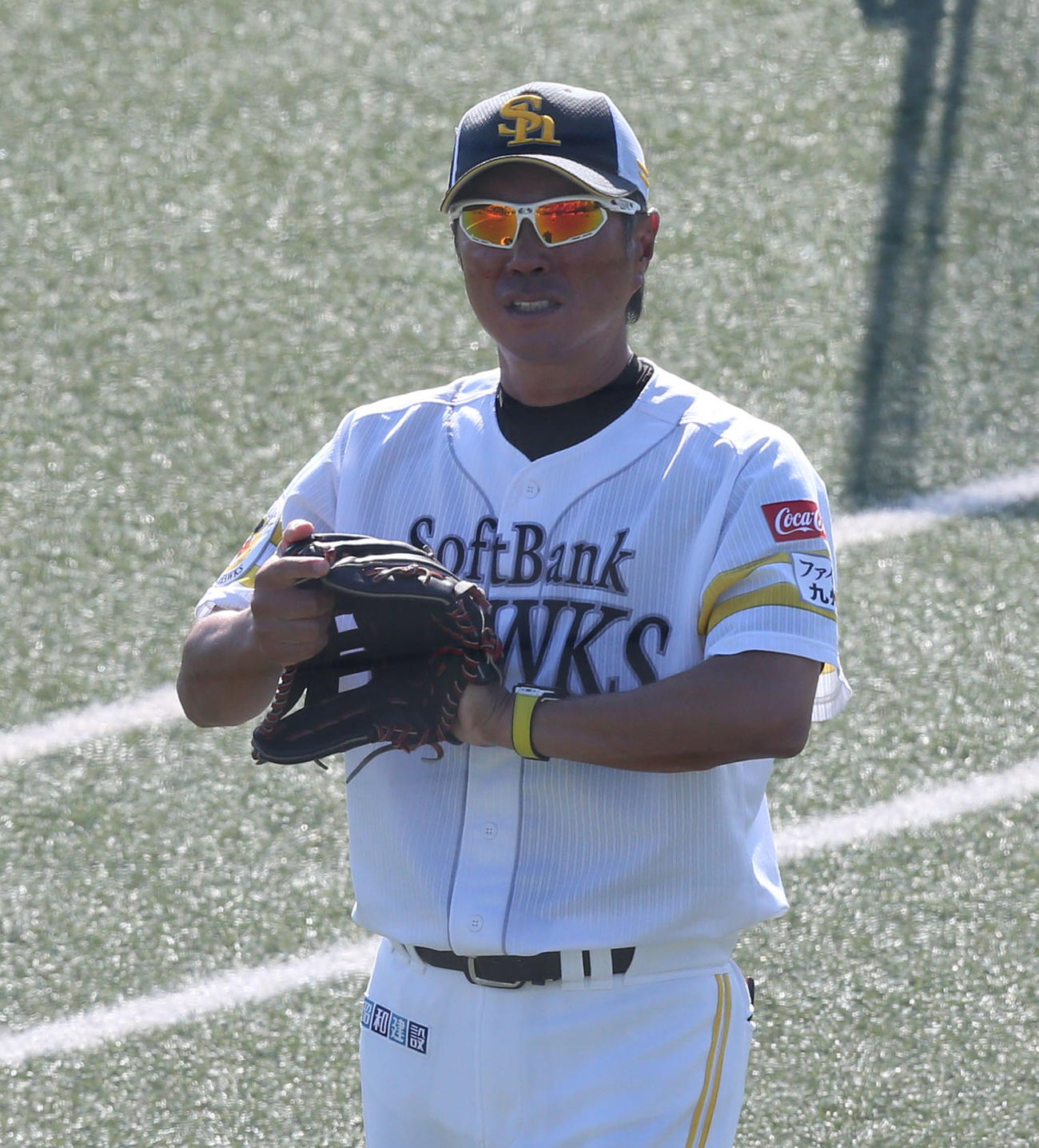 練習を見守る小久保裕紀2軍監督（撮影・冨田成美）
