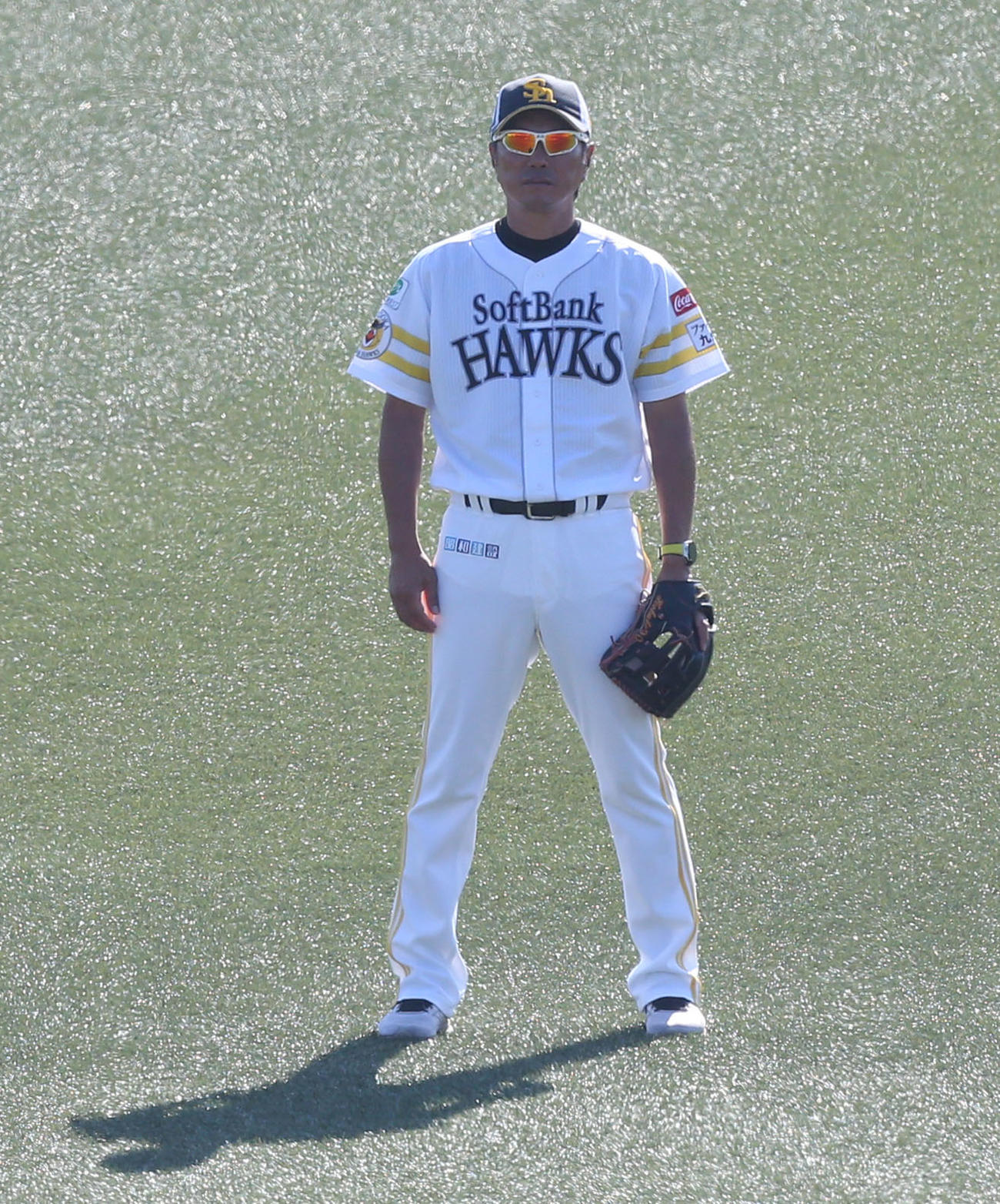 後方から練習を見守る小久保裕紀2軍監督（撮影・冨田成美）