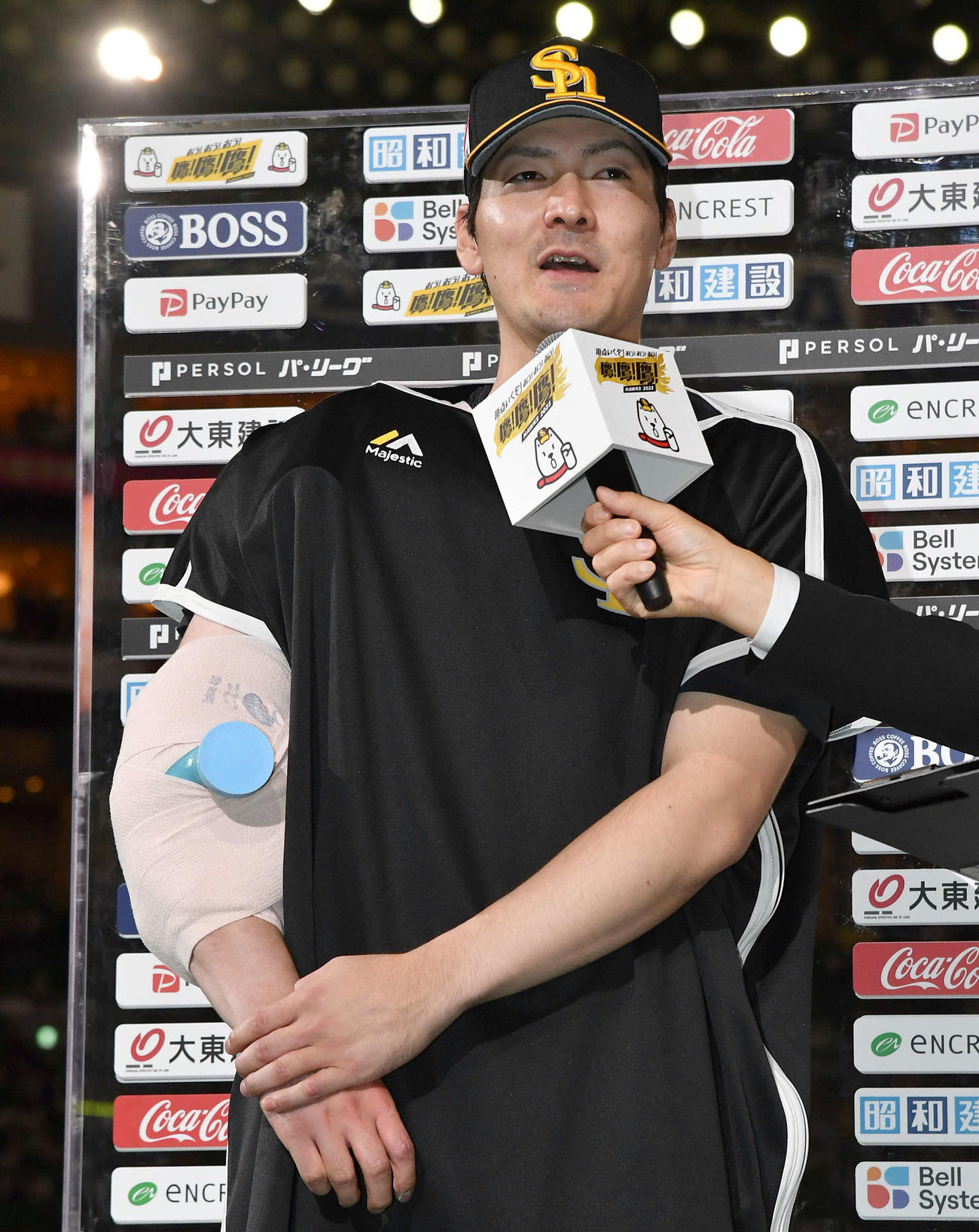ソフトバンク対西武　今季10勝目を挙げ、ヒーローインタビューを受ける有原（撮影・岩下翔太）