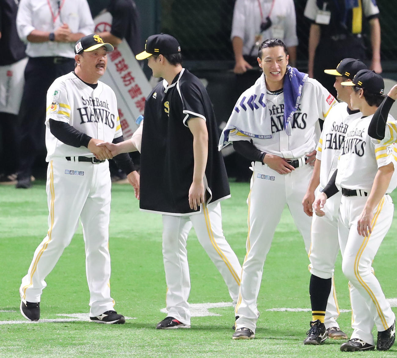 ソフトバンク対西武　10勝目を飾った有原を祝福をする藤本監督（撮影・梅根麻紀）