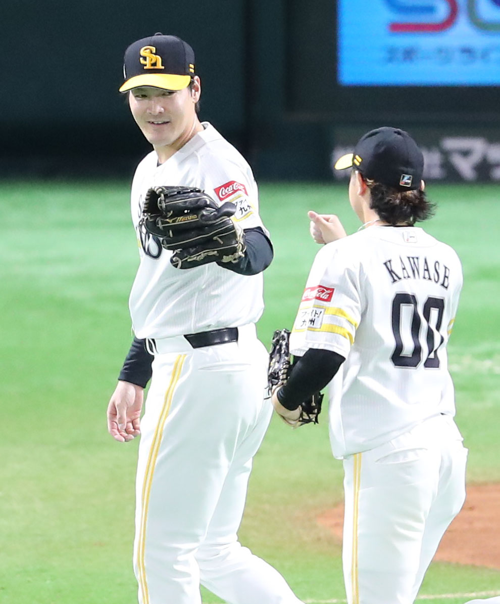ソフトバンク対西武　有原は2回を投げ終え川瀬とタッチ（撮影・梅根麻紀）