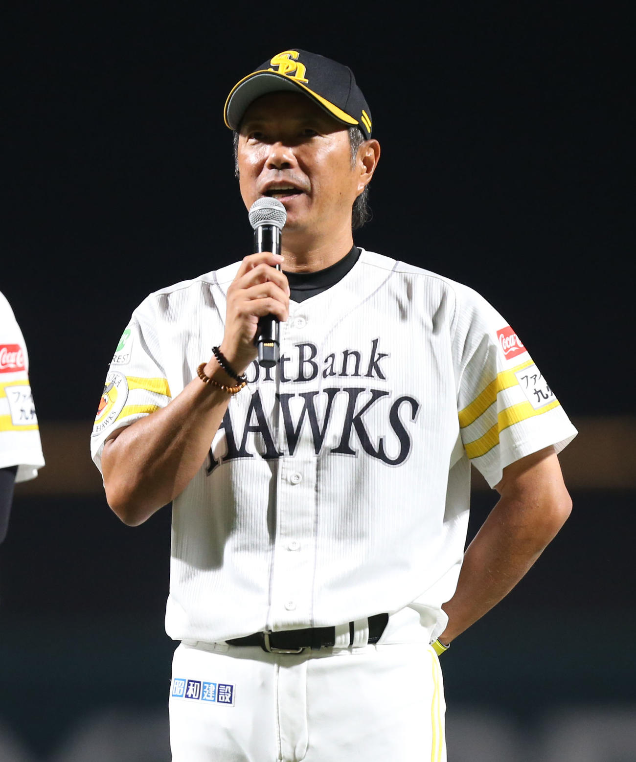 ファンへ挨拶する小久保2軍監督（撮影・冨田成美）