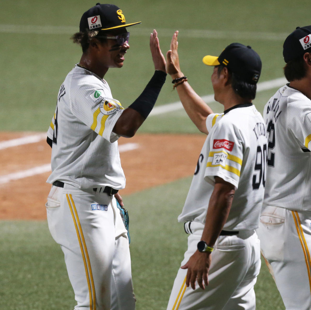 ウエスタンリーグ　優勝が決まり小久保2軍監督（右）とタッチを交わす水谷（撮影・冨田成美）