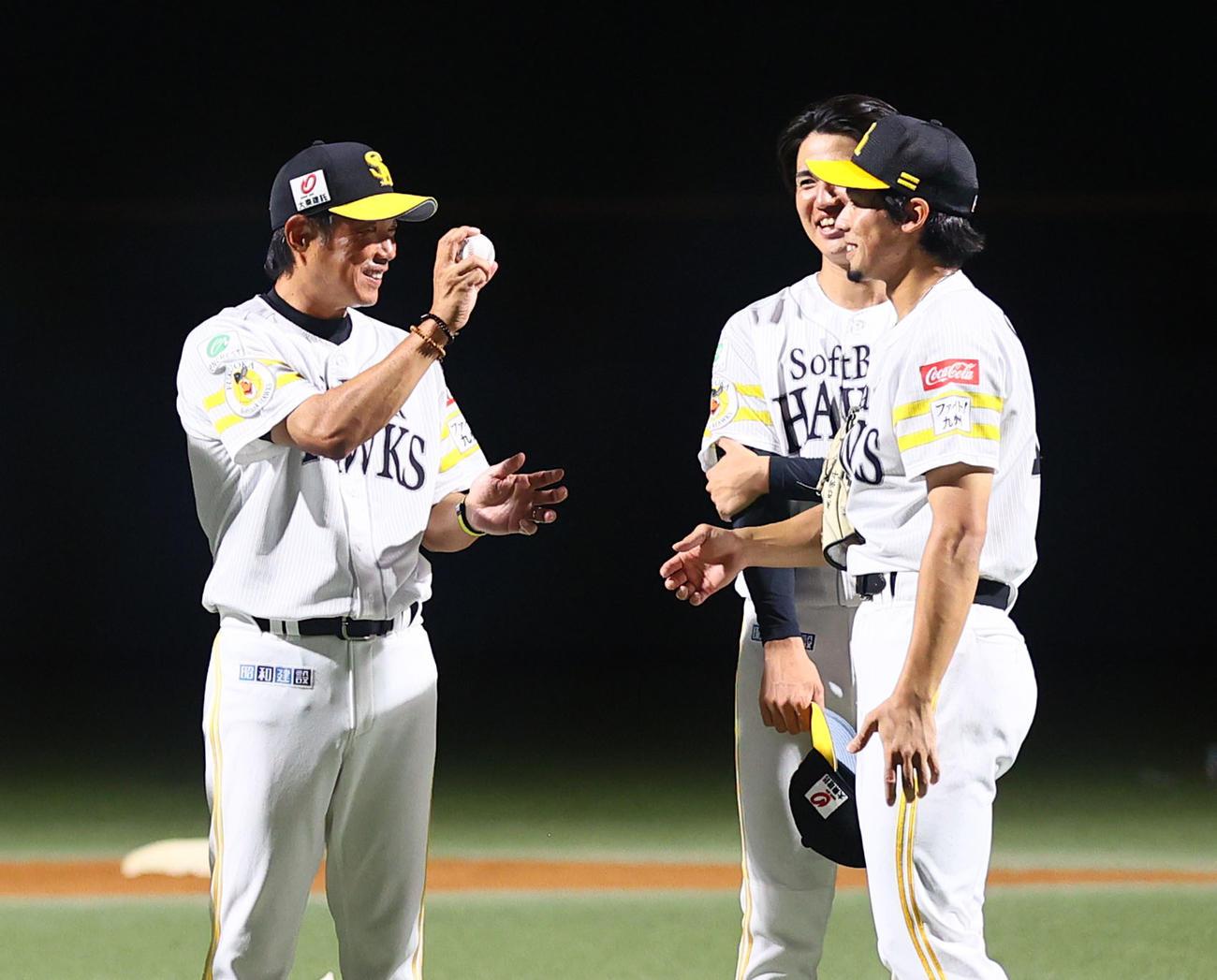 小久保2軍監督（左）はウイニングボールを受け取り笑顔を見せる（撮影・冨田成美）