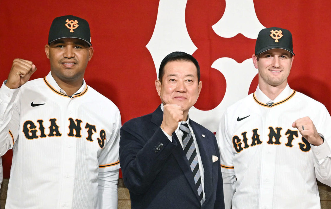 巨人新外国人選手入団会見で記念撮影する、左からメンデス、原監督、グリフィン（2023年1月撮影）