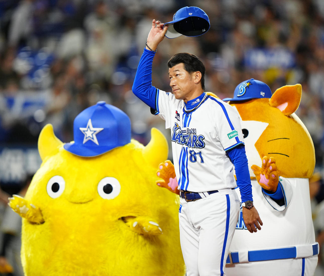 DeNA対阪神　阪神に勝利し、あいさつするDeNA三浦監督（撮影・江口和貴）