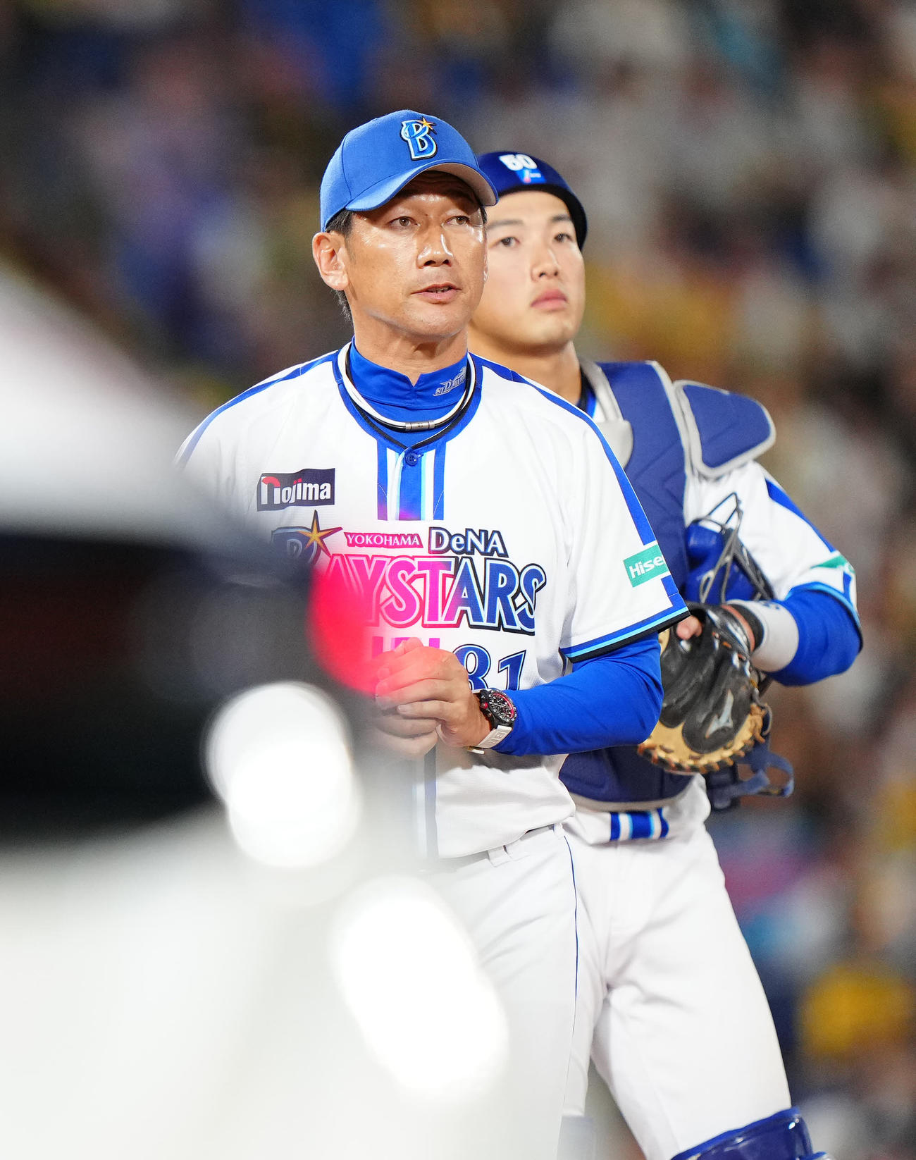 DeNA対阪神　5回表途中、マウンドでDeNA3番手の石川を待つ三浦監督（撮影・江口和貴）