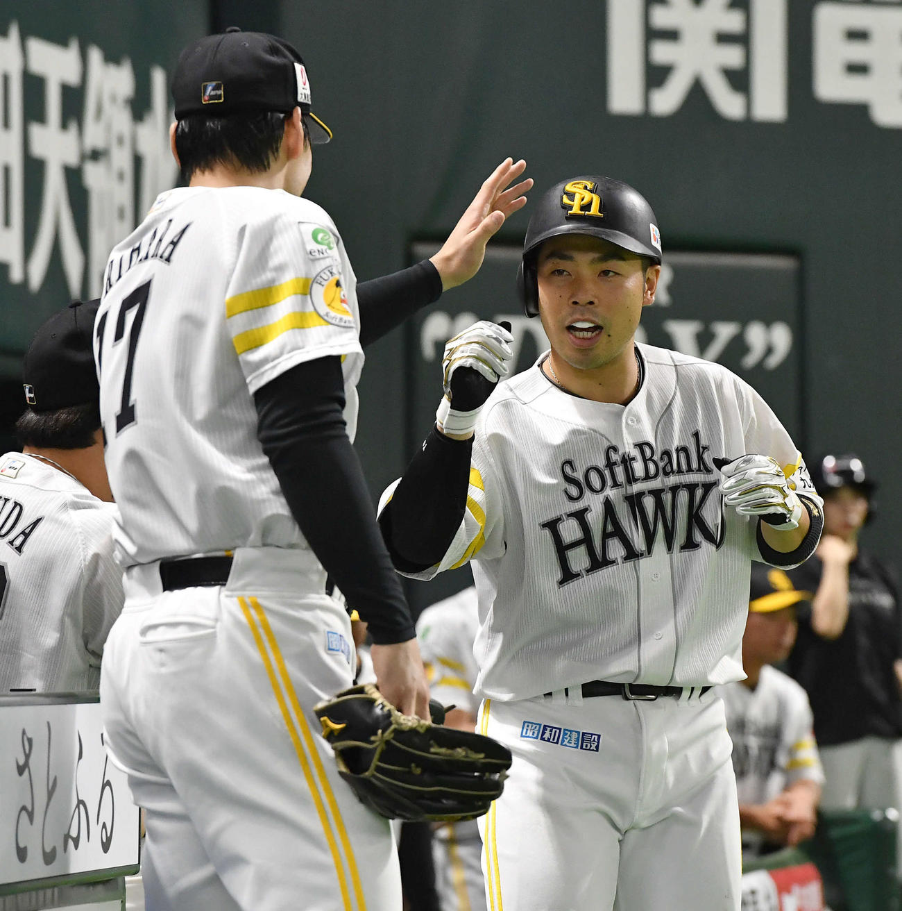 ソフトバンク対西武　6回裏ソフトバンク1死、近藤は中越え先制本塁打を放ち、有原（左）とタッチを交わす（撮影・岩下翔太）
