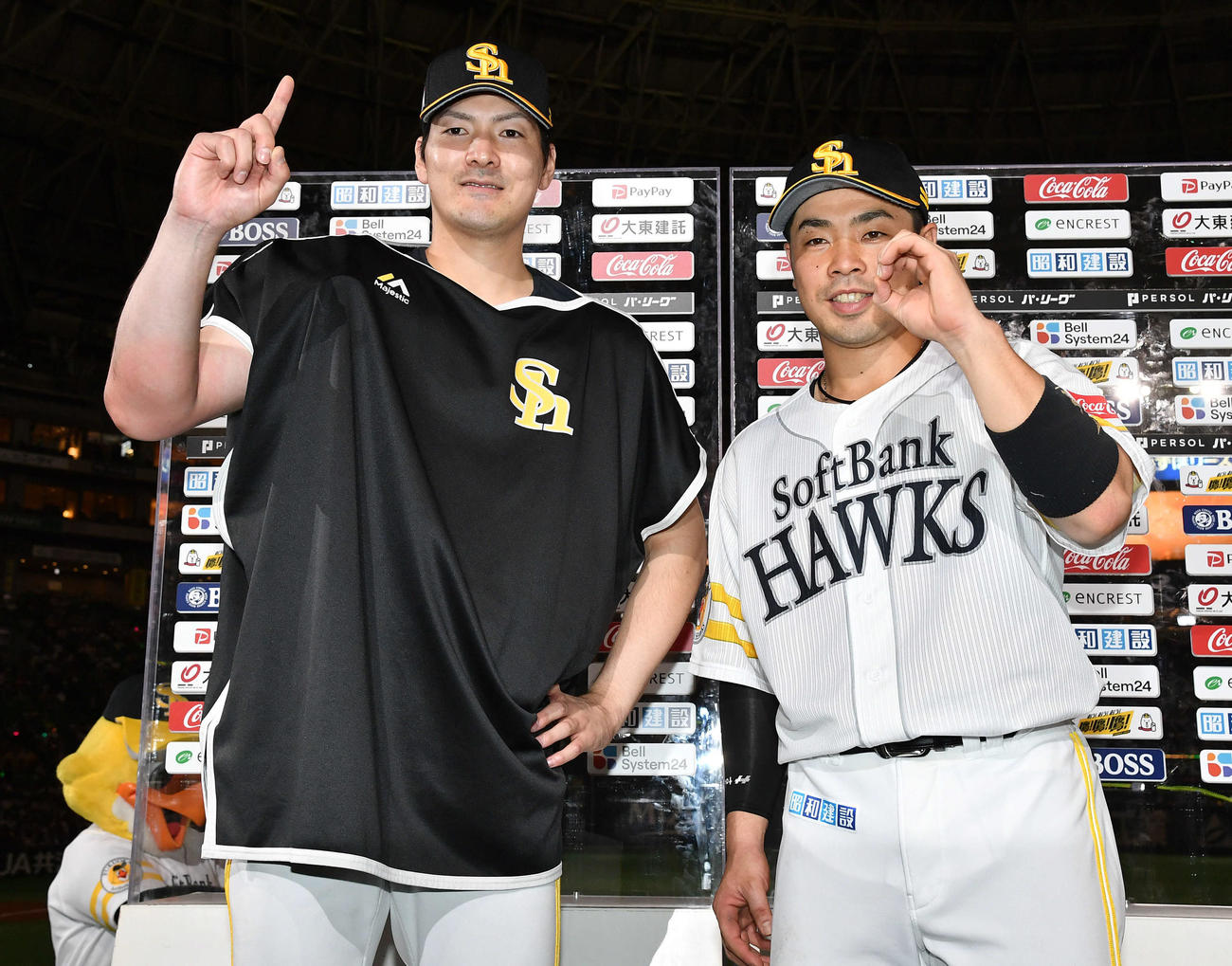 ソフトバンク対西武　今季10勝目を挙げ、近藤（右）と手で10をつくる有原（撮影・岩下翔太）
