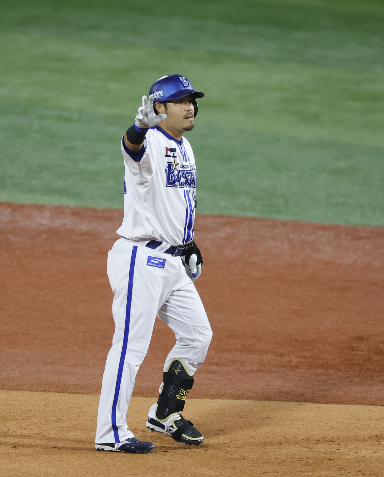 DeNA対阪神　1回裏DeNA2死一、二塁、右前に先制の適時打を放ちポーズをとる宮崎（撮影・藤尾明華）