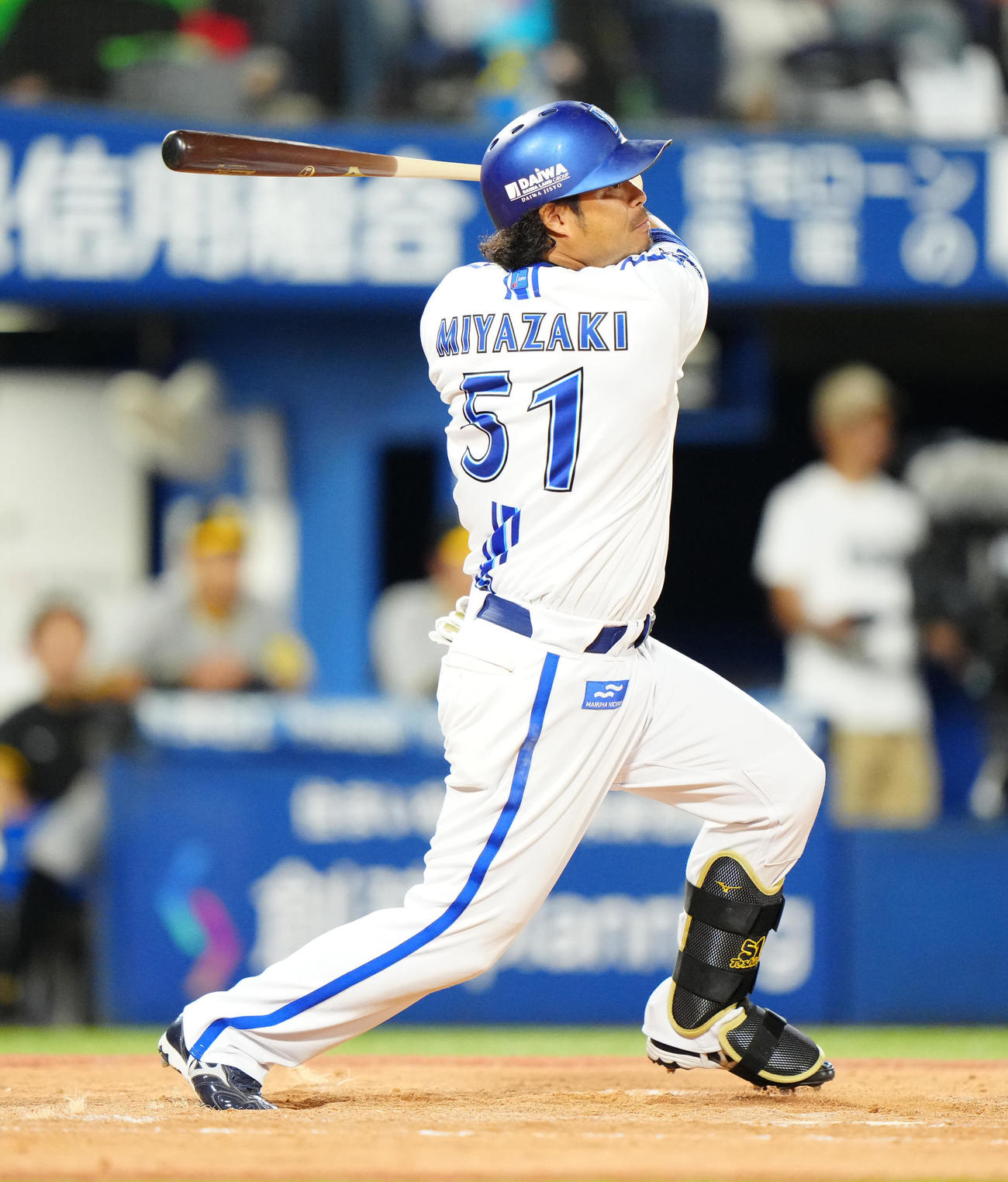 DeNA対阪神　4回裏DeNA2死一、三塁、適時二塁打を放つ宮崎（撮影・江口和貴）