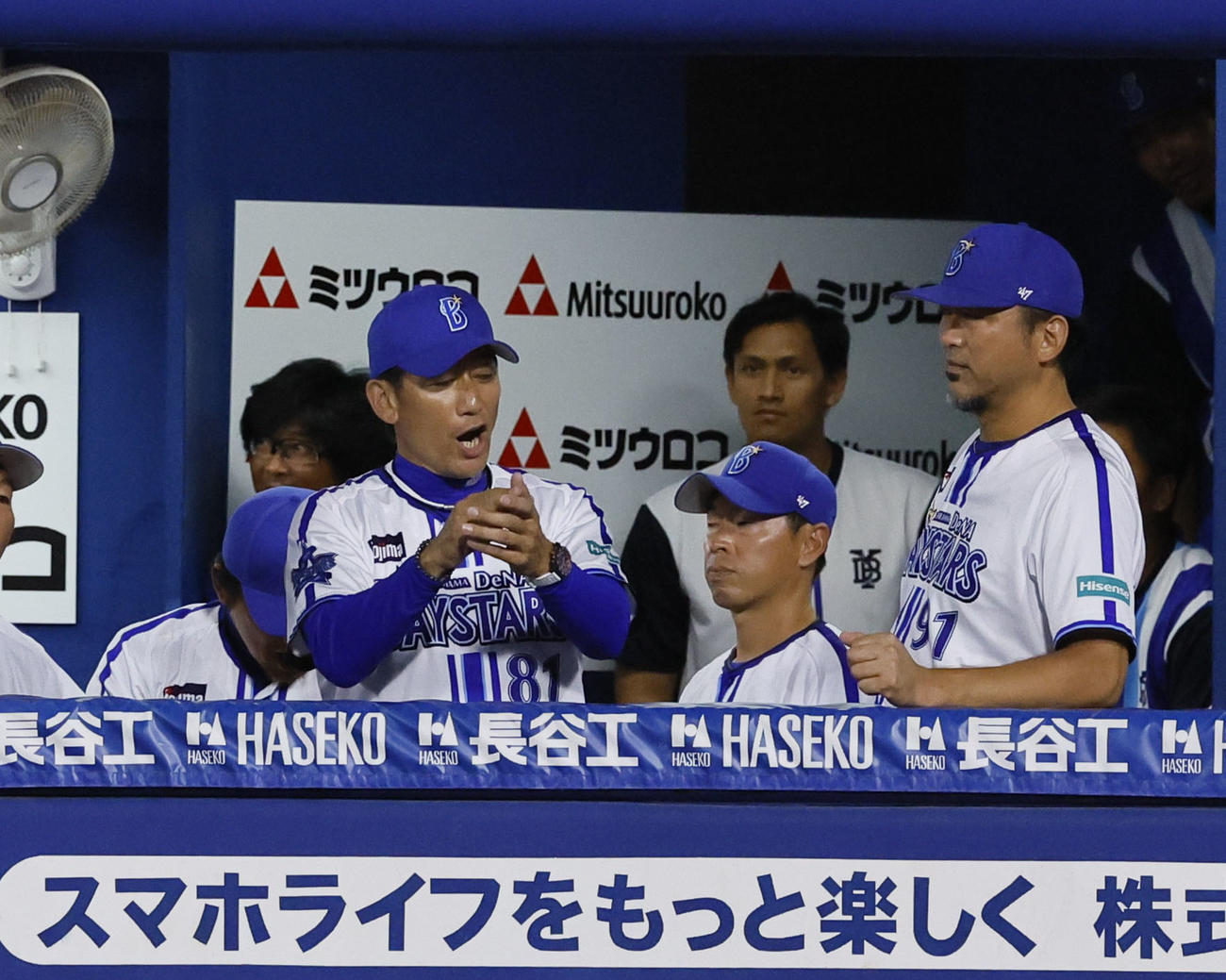 DeNA対阪神　クライマックスシリーズ進出を決め、喜ぶDeNA三浦監督（左から3人目）（撮影・藤尾明華）