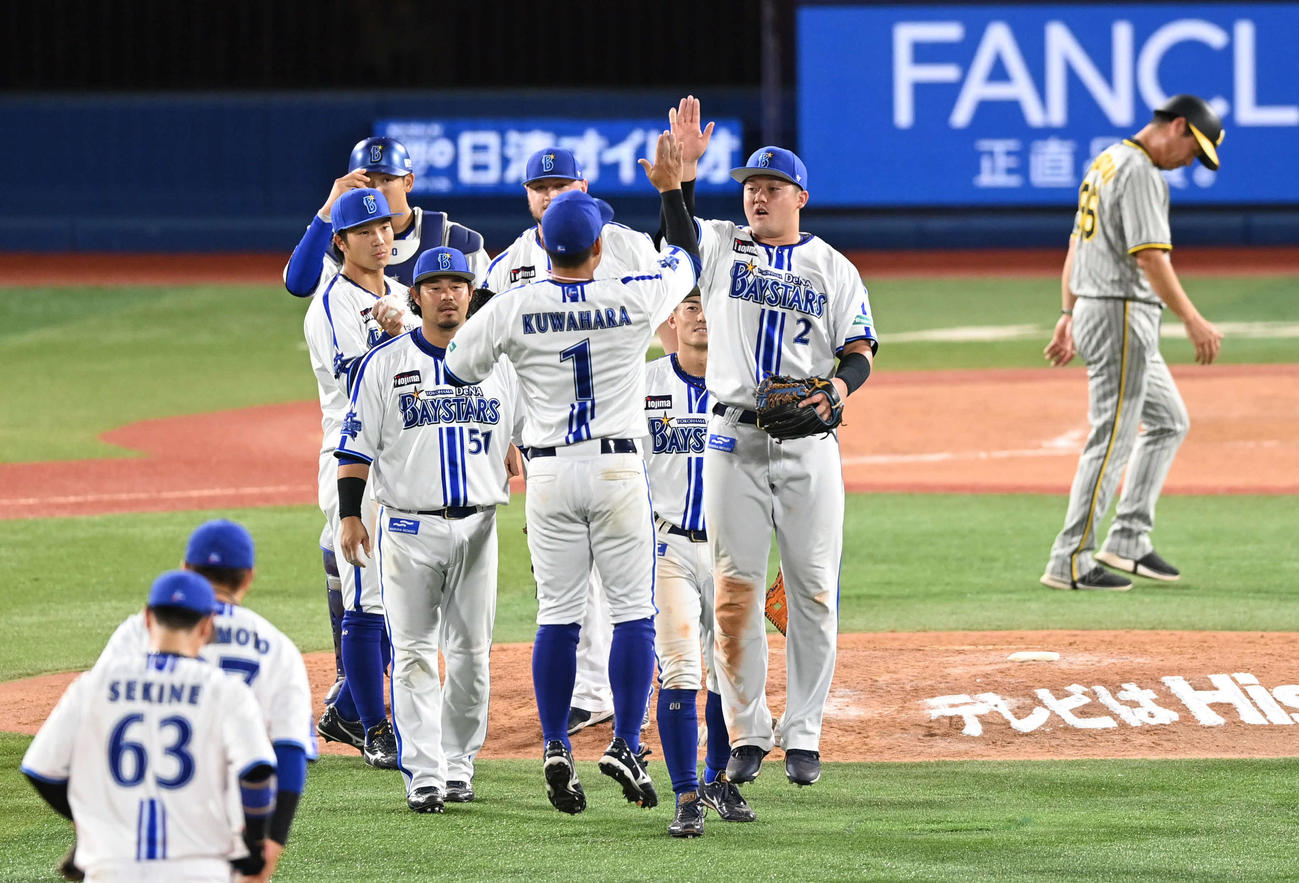 DeNA対阪神　CS進出を決めた牧（手前右）らDeNAの選手たちはタッチをかわして勝利を喜ぶ（撮影・山崎安昭）
