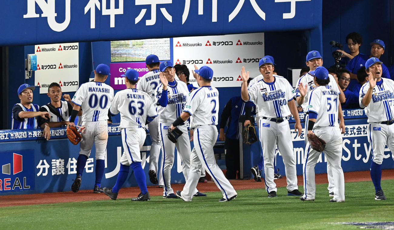 DeNA対阪神　CS進出を決めたDeNA三浦監督（中央左）は選手とタッチをかわして勝利を喜ぶ（撮影・山崎安昭）