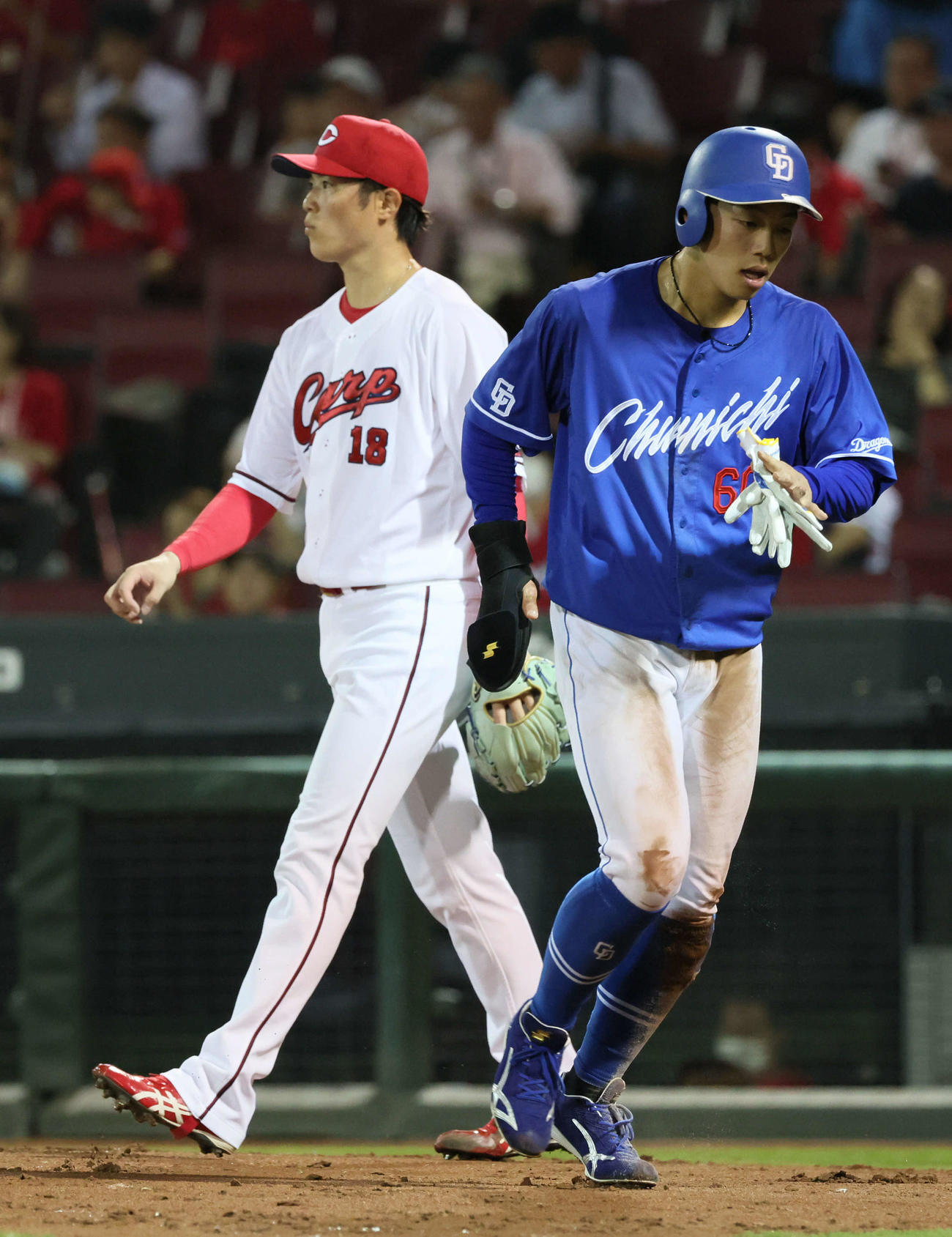 広島対中日　3回表中日1死二塁、細川に先制左適時打を浴びた森下（左）（撮影・加藤孝規）