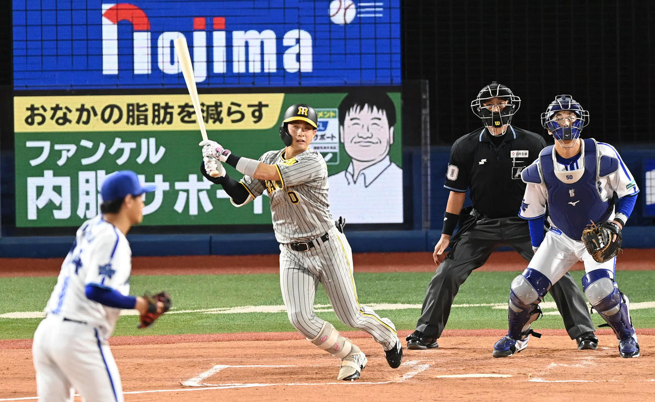 DeNA対阪神　2回表阪神1死一、三塁、木浪は中犠飛を放つ。投手石田（撮影・山崎安昭）