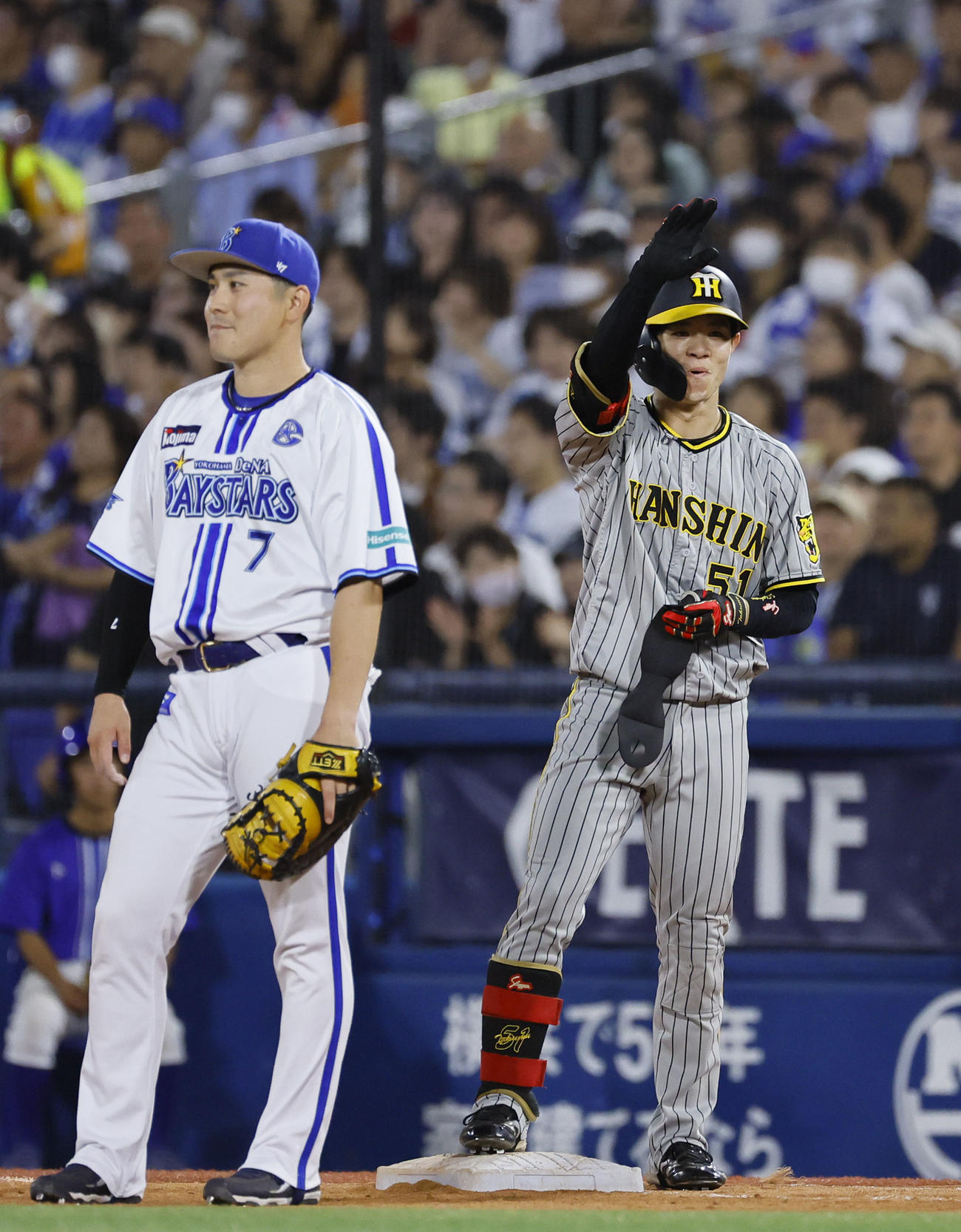 DeNA対阪神　5回表阪神無死一、二塁、中野は左前打を放ちポーズをとる（撮影・藤尾明華）