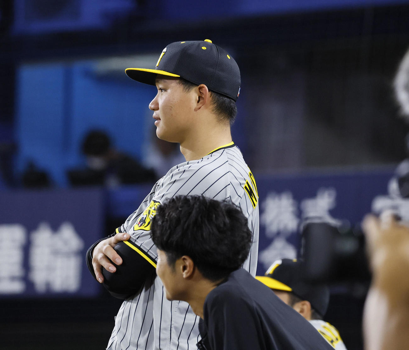 DeNA対阪神　6回、ベンチ前でボール回しを見つめる阪神森下（撮影・藤尾明華）
