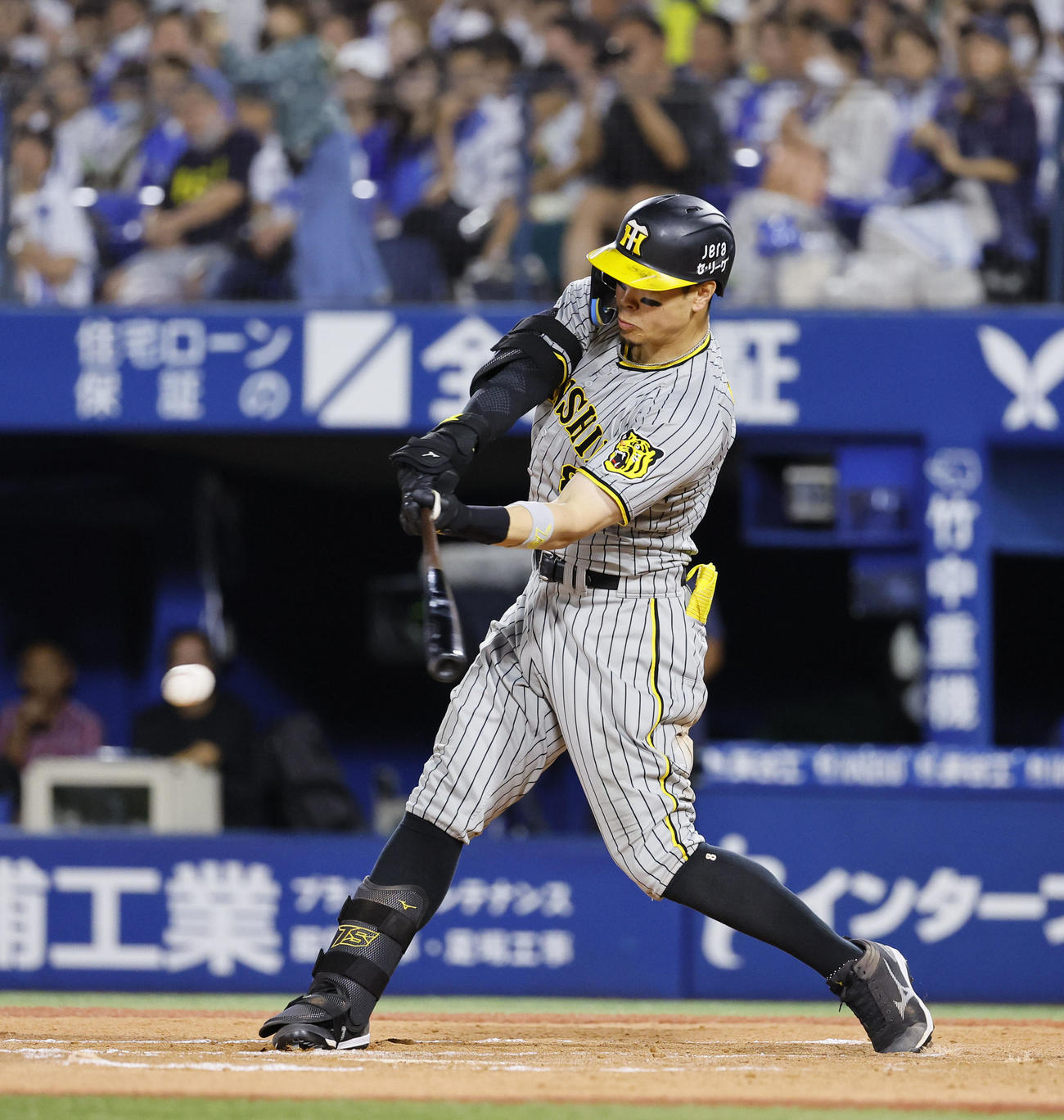 DeNA対阪神　8回表阪神無死、佐藤輝が左前打を放つ（撮影・藤尾明華）