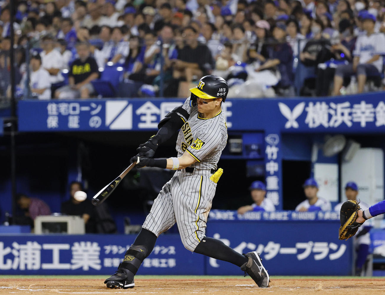 DeNA対阪神　4回表阪神無死、佐藤輝明は右越えに二塁打を放つ（撮影・藤尾明華）