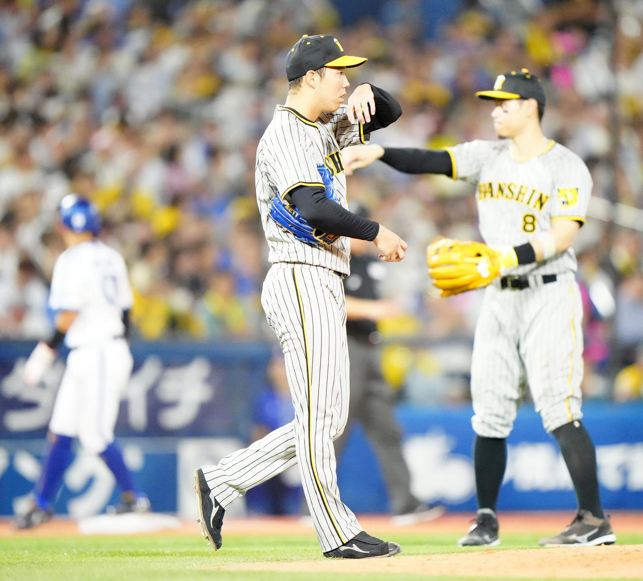 DeNA対阪神　4回裏DeNA1死一、三塁、関根に適時打を浴びた青柳（撮影・江口和貴）