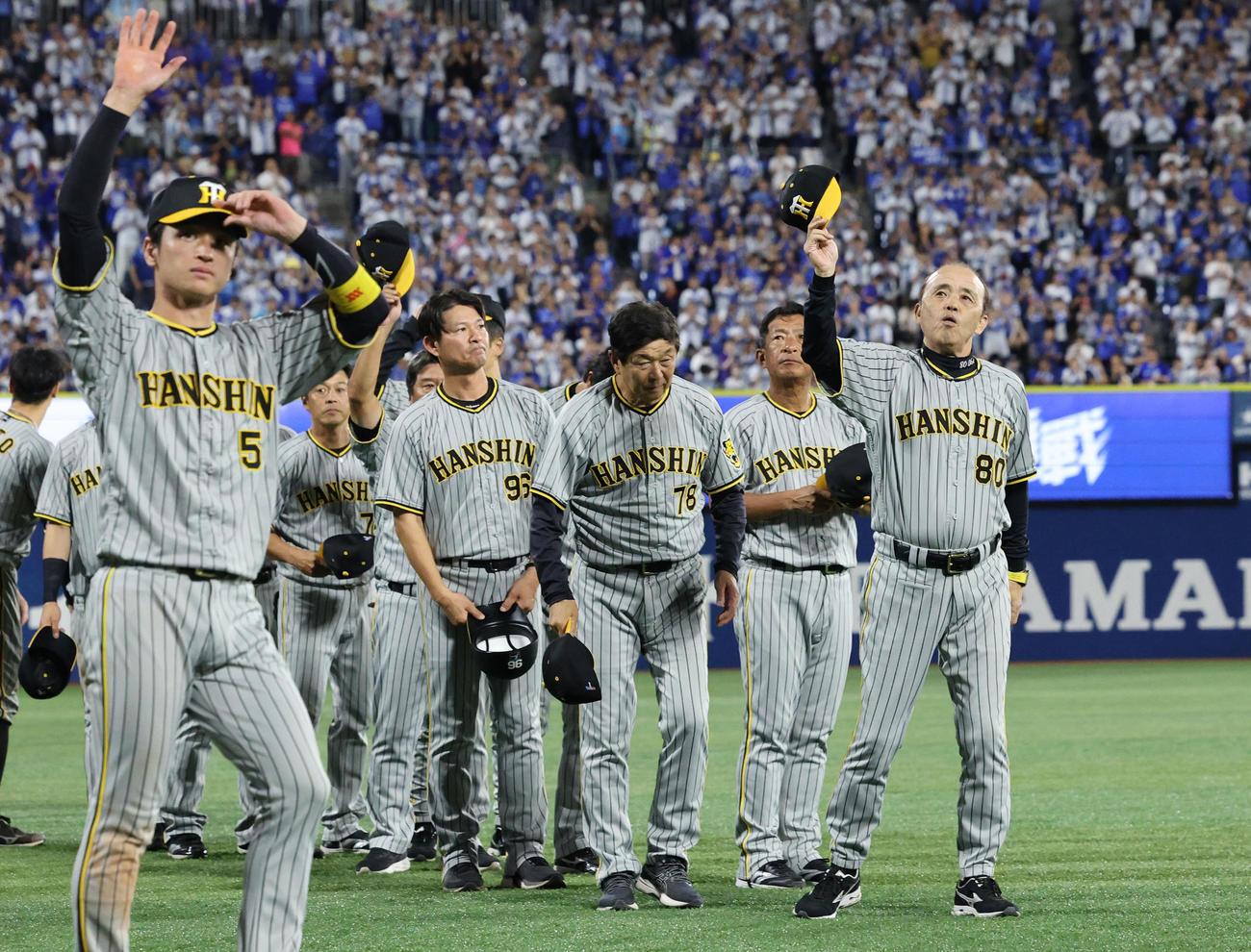DeNA対阪神　横浜スタジアム今季最終戦を終え、ファンにあいさつする岡田監督（右端）、近本（左端）ら阪神の選手たち（撮影・藤尾明華）