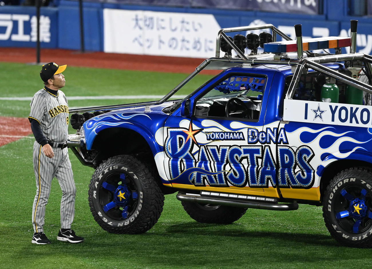DeNA対阪神　横浜での最終戦を終えファンへのあいさつへ向かった阪神岡田監督はイベント車両に興味津々（撮影・山崎安昭）