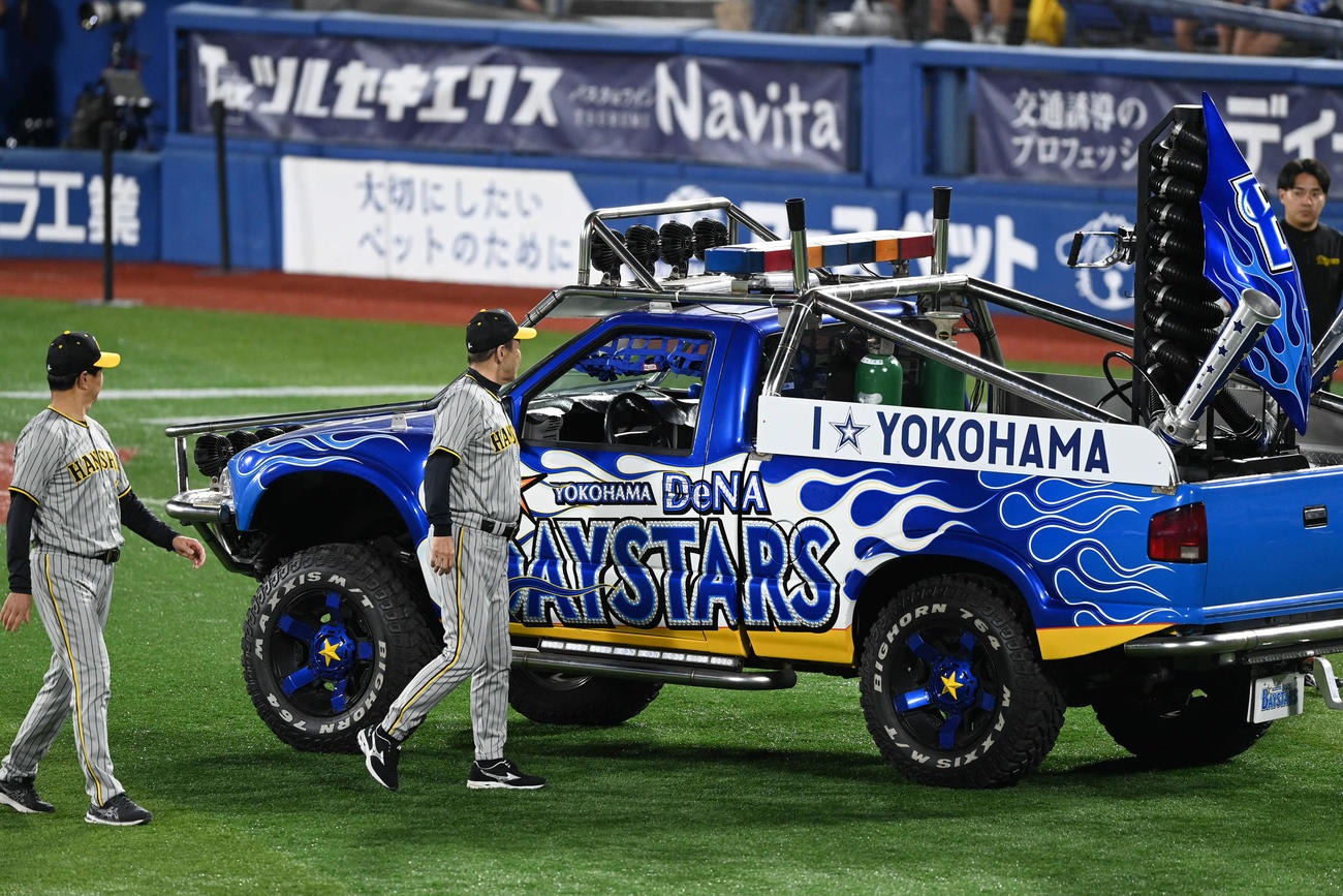 DeNA対阪神　横浜での最終戦を終えファンへのあいさつへ向かった阪神岡田監督（右）はイベント車両に興味津々（撮影・山崎安昭）