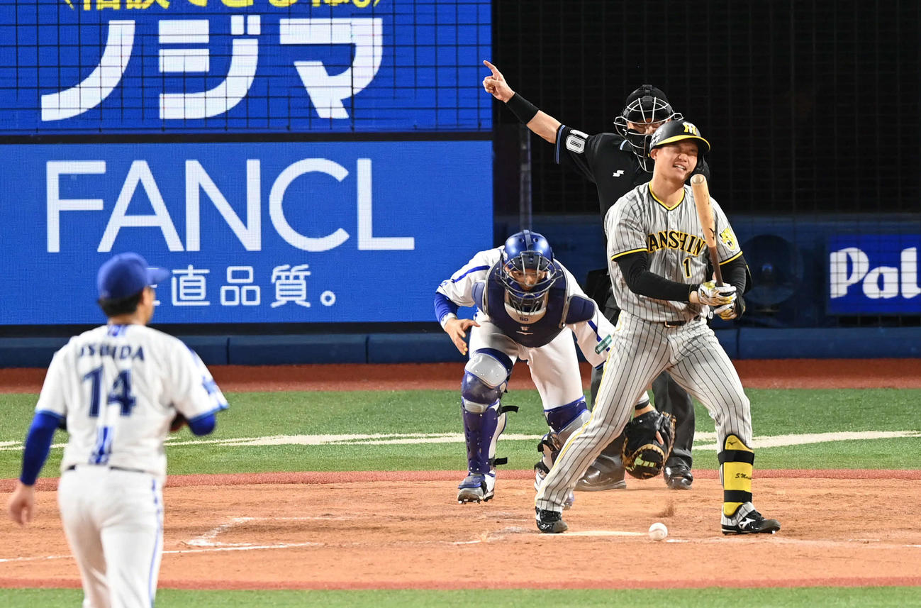 DeNA対阪神　5回表阪神無死満塁、森下は空振り三振に倒れる。投手石田（撮影・山崎安昭）