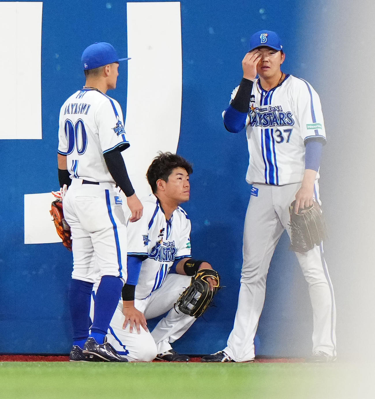 DeNA対阪神　4回表、目を負傷したDeNA左翼手蝦名（中央）（撮影・江口和貴）