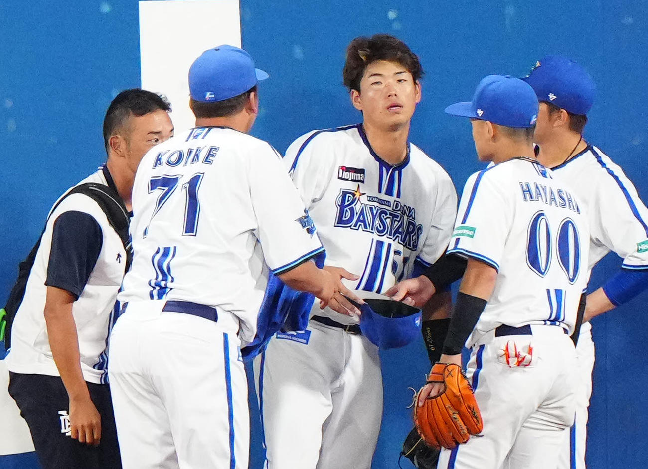 DeNA対阪神　4回表、右目付近を負傷したDeNA左翼手蝦名（中央）（撮影・江口和貴）
