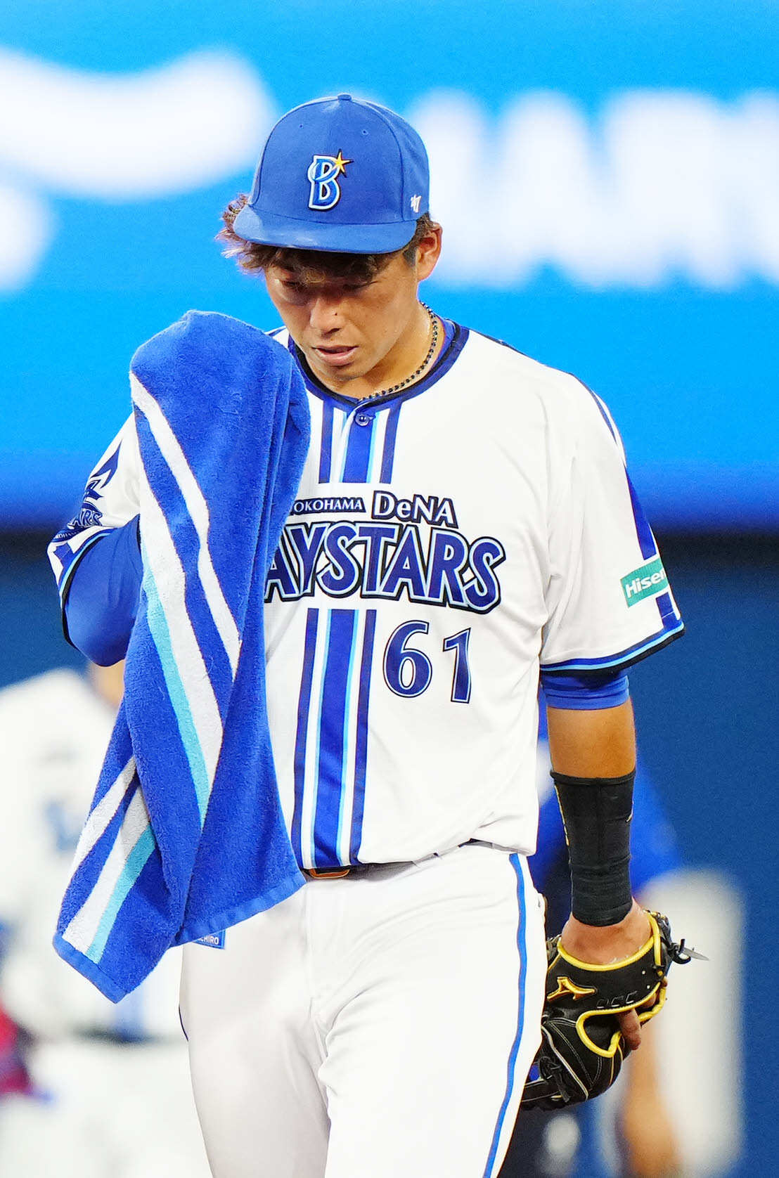 DeNA対阪神　4回表、DeNA中堅手関根と交錯し、右目付近を負傷した左翼手蝦名はベンチに引き揚げる（撮影・江口和貴）