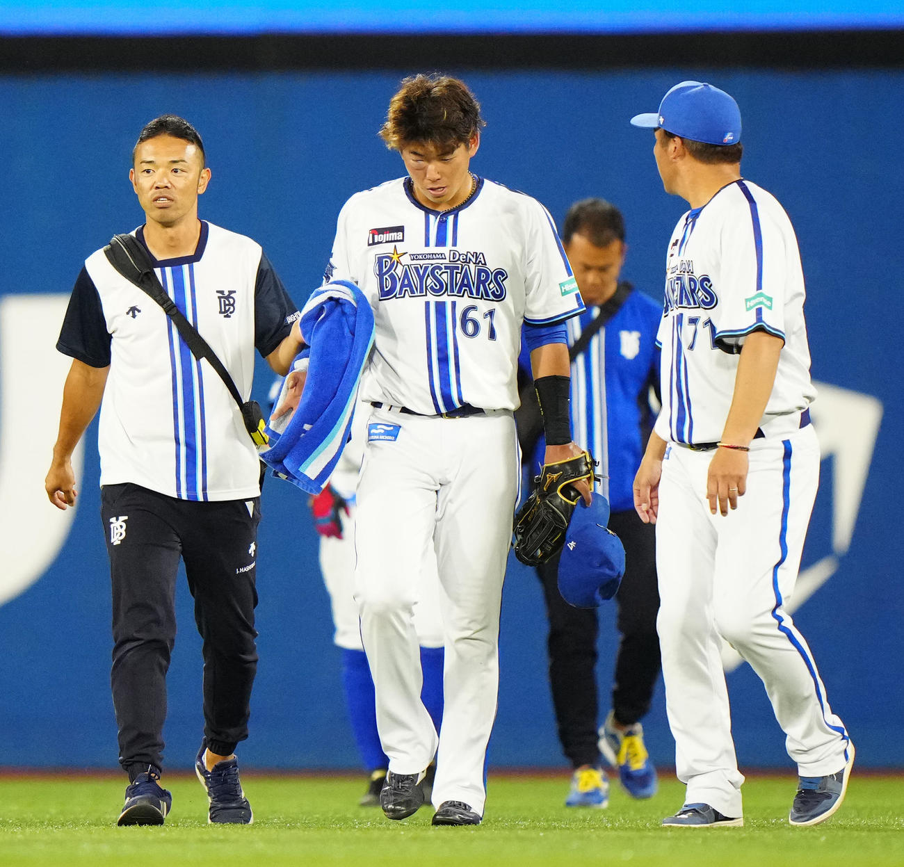 DeNA対阪神　4回表、DeNA中堅手関根と交錯し、右目付近を負傷した左翼手蝦名（中央）はベンチに引き揚げる（撮影・江口和貴）