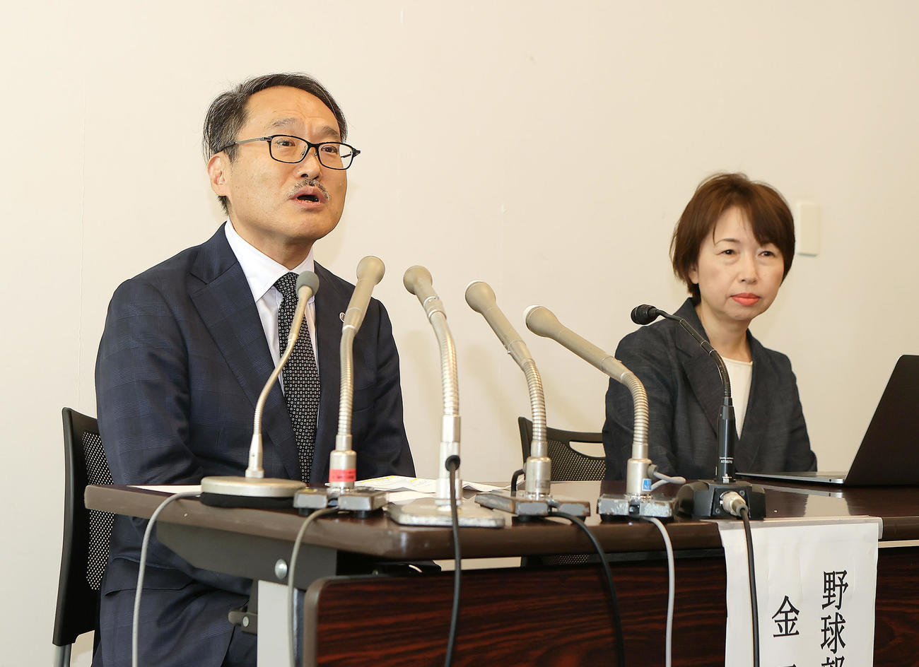 試合前、緊急の会見に臨む立大の金子部長（左）と長野広報課長（撮影・足立雅史）
