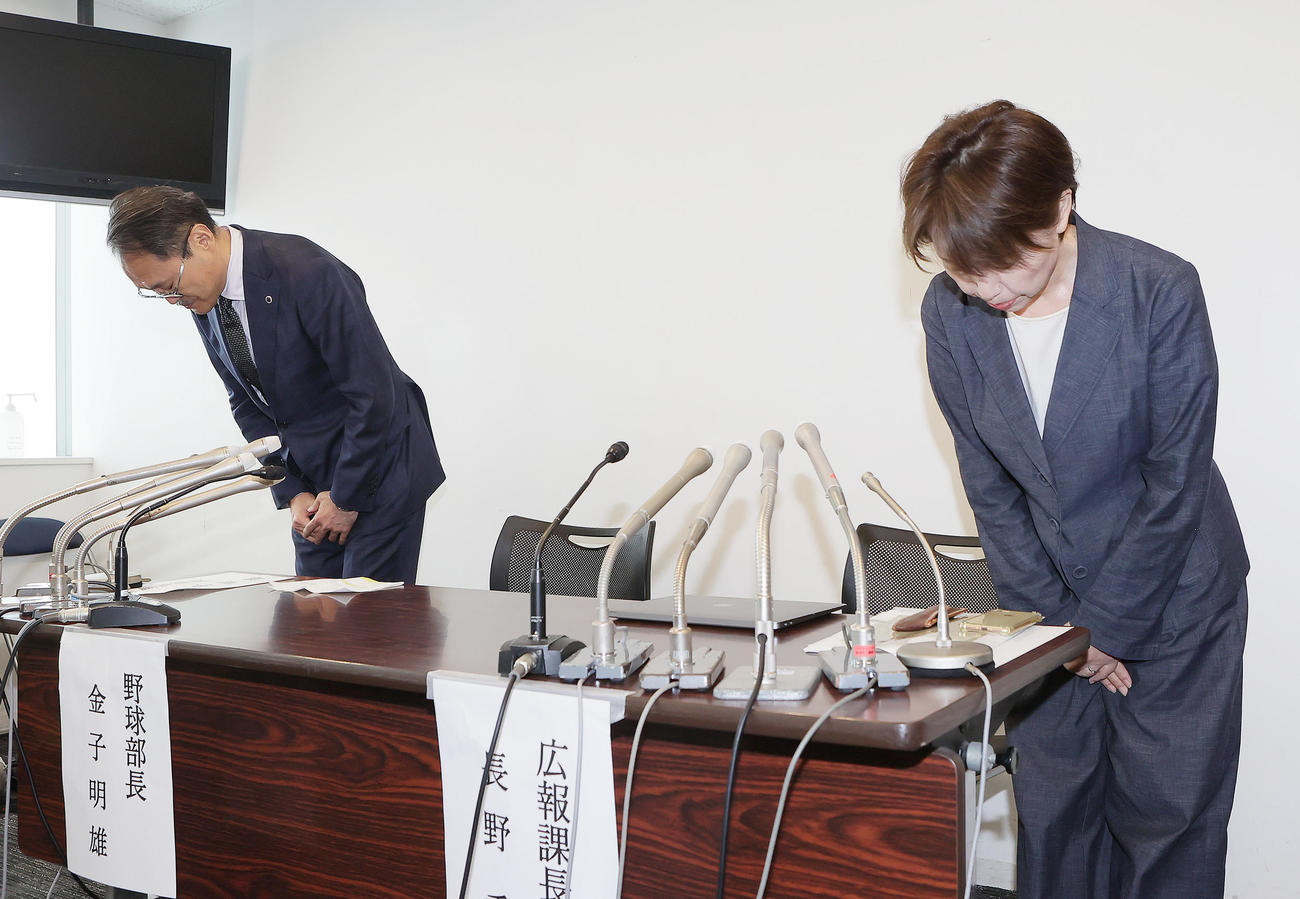 試合前、緊急の会見に臨み、頭を下げる立大の金子部長（左）と長野広報課長（撮影・足立雅史）
