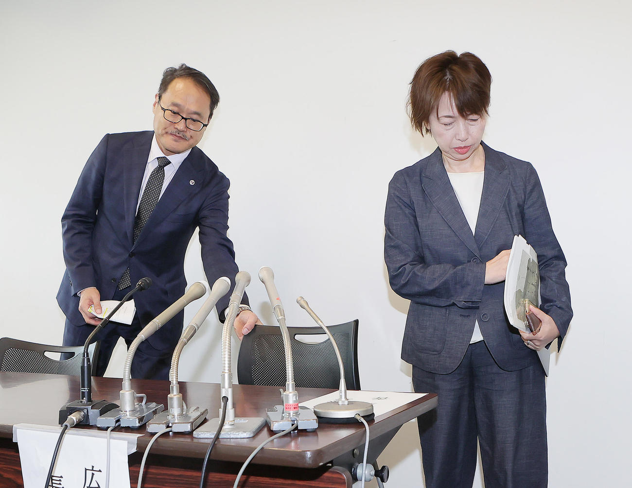 試合前、緊急の会見に臨んだ立大の金子部長（左）と長野広報課長（撮影・足立雅史）