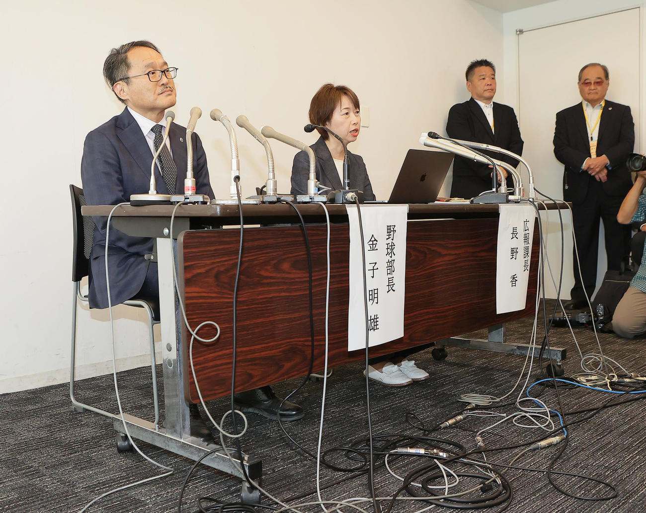 試合前、緊急の会見に臨む立大の金子部長（左端）と長野広報課長（左から2人目）（撮影・足立雅史）