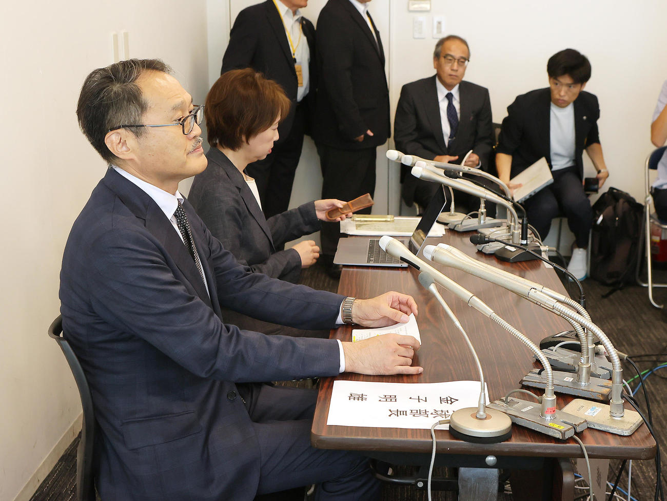 試合前、緊急の会見に臨む立大の金子部長（左端）と長野広報課長（左から2人目）（撮影・足立雅史）