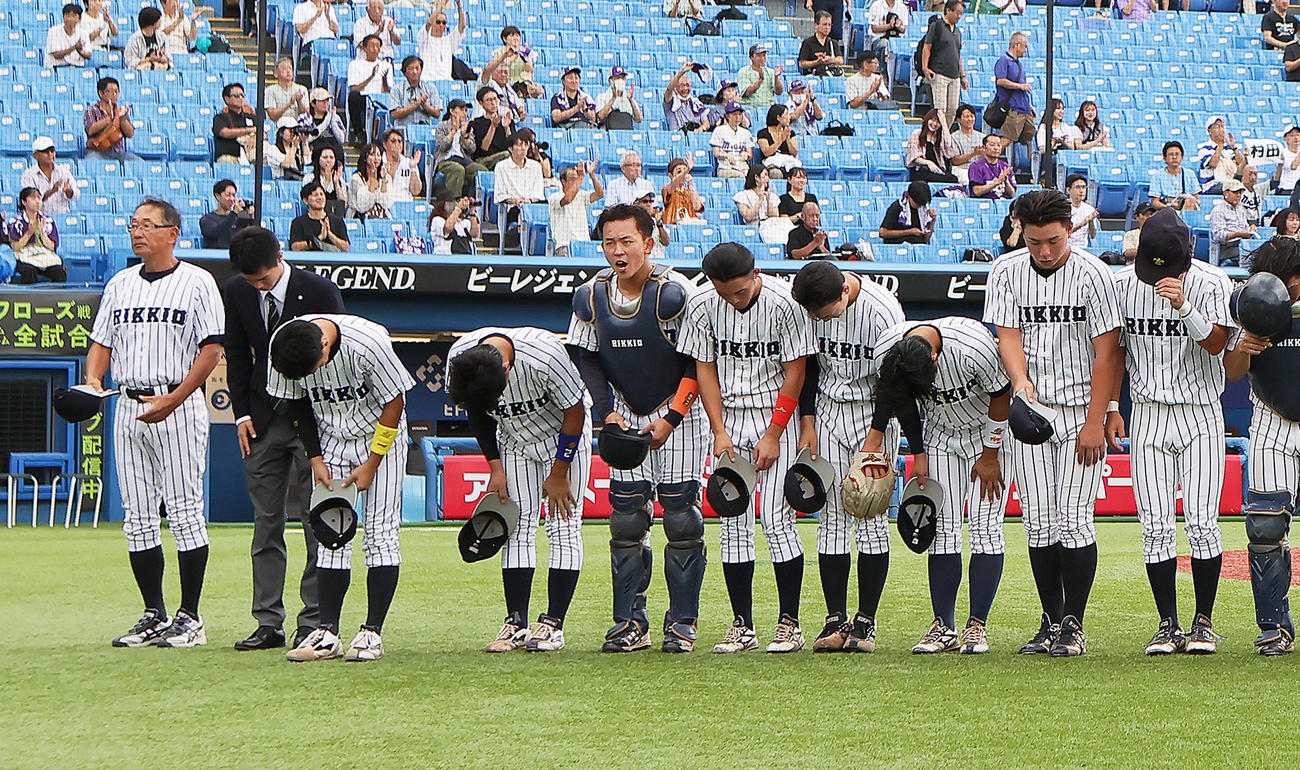 明大対立大　試合前、あいさつする立大の木村コーチ（左端）ら（撮影・足立雅史）