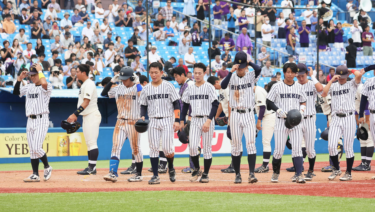 明大対立大　敗れ、引き揚げる立大の選手たち（撮影・足立雅史）