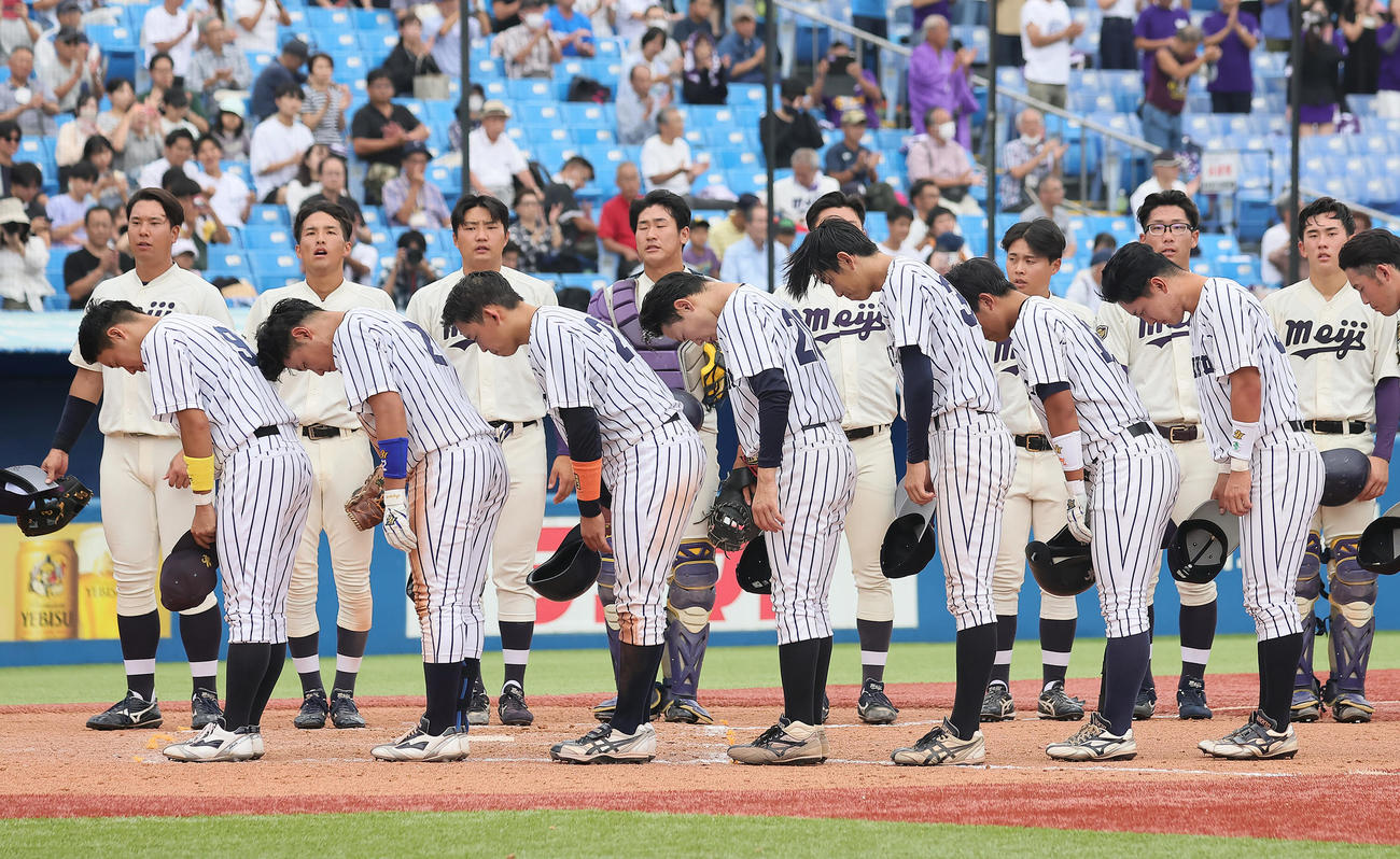 明大対立大　敗れ、あいさつする立大の選手たち（撮影・足立雅史）