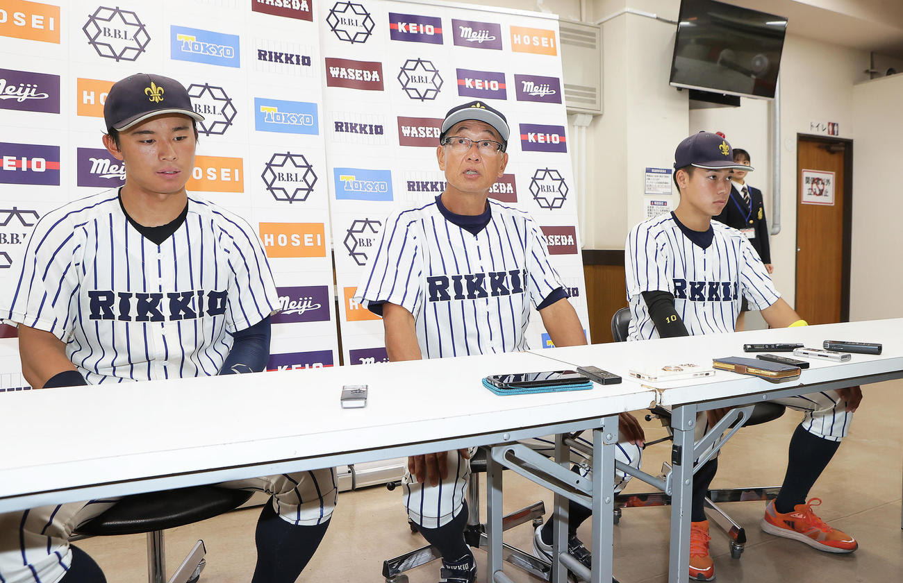 明大対立大　敗れ、試合後の会見に臨む立大の、左から鈴木唯、木村コーチ、田中（撮影・足立雅史）