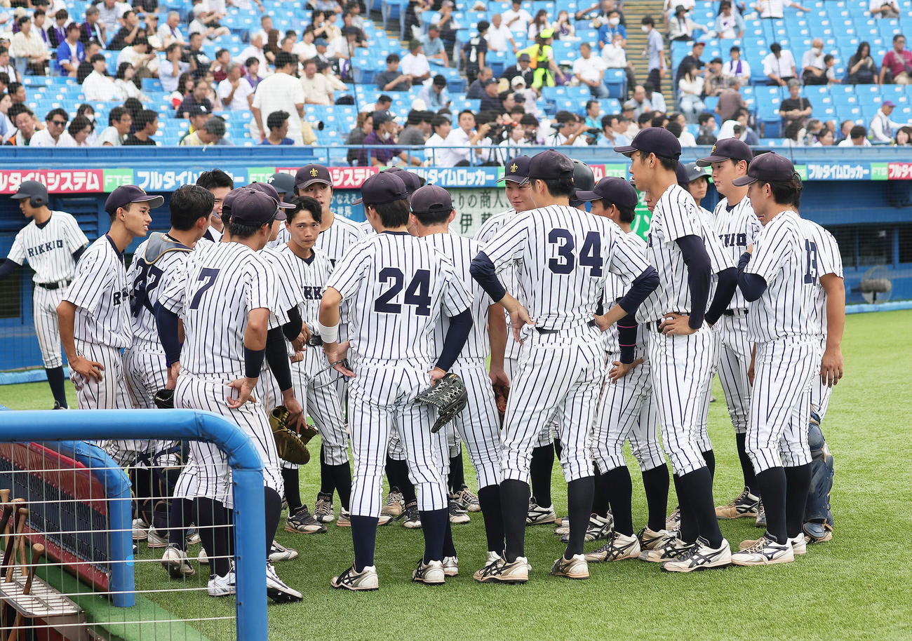 明大対立大　9回、円陣を組む立大の選手ら（撮影・足立雅史）